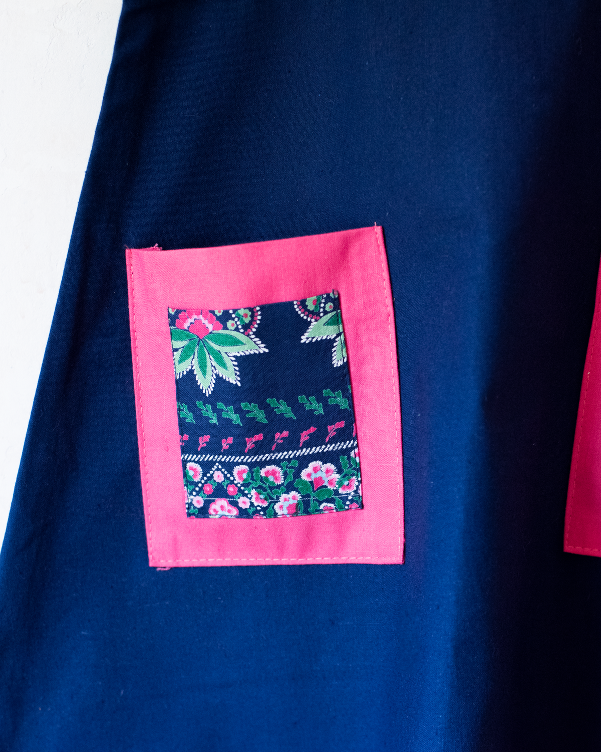 Blue dress with pink straps and floral pockets | Belgian dead stock from the 70s | 7-8 years