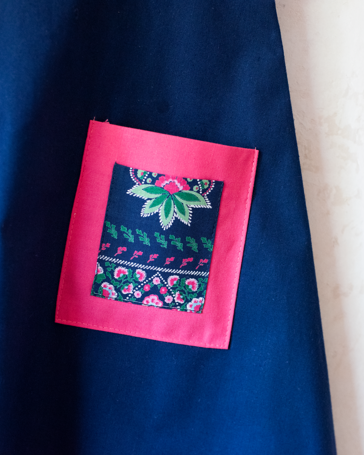 Blue dress with pink straps and floral pockets | Belgian dead stock from the 70s | 7-8 years