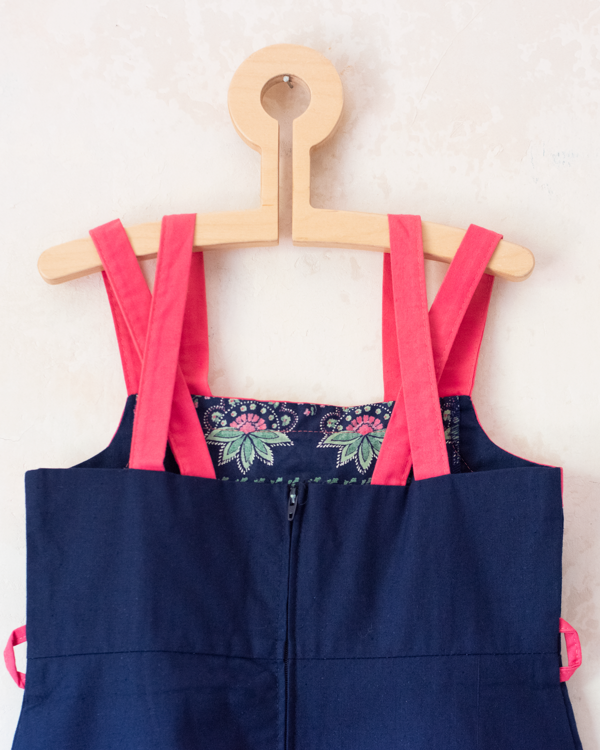 Blue dress with pink straps and floral pockets | Belgian dead stock from the 70s | 7-8 years