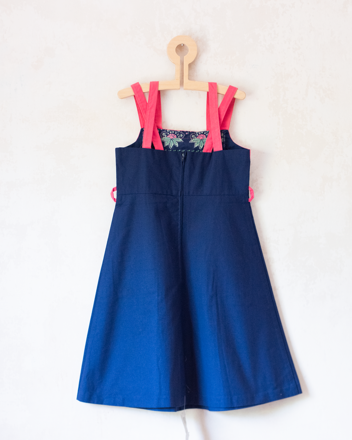 Blue dress with pink straps and floral pockets | Belgian dead stock from the 70s | 7-8 years