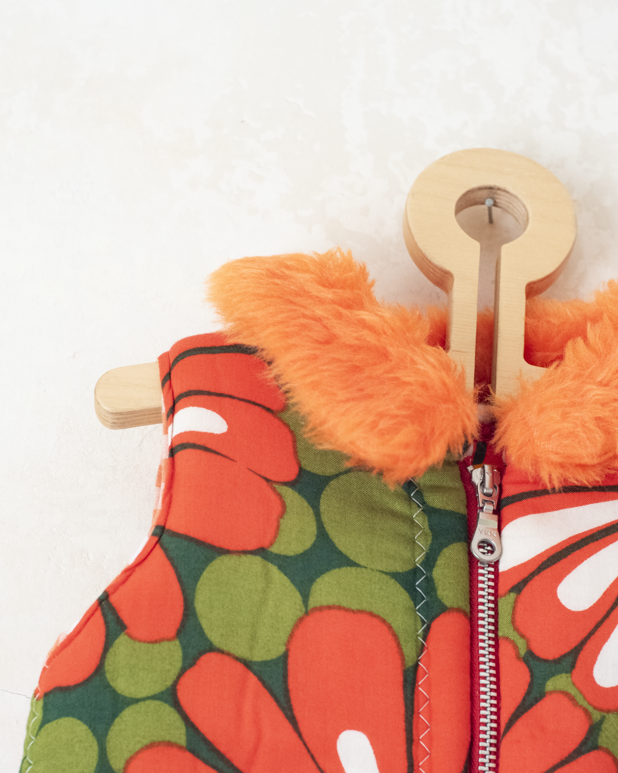 אפודה פרחונית עם צווארון פרוותי | 18-24 חודשים