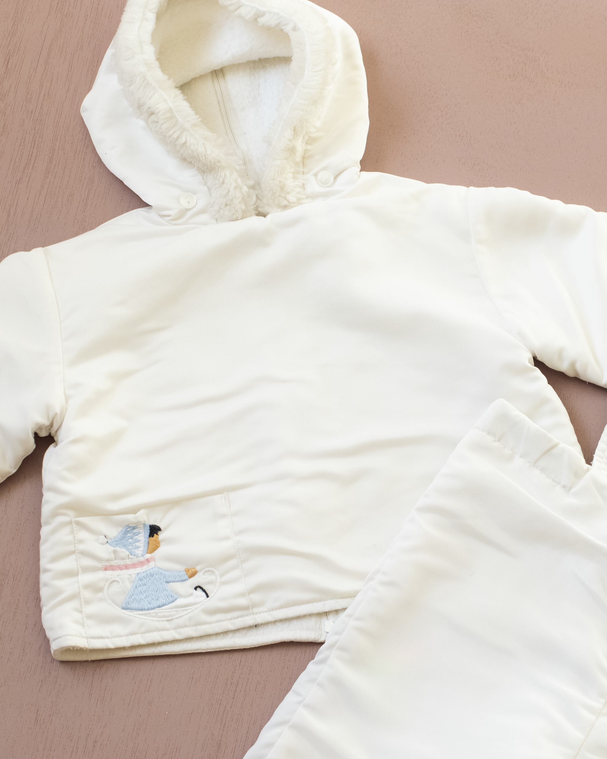 אוברול ומעיל לבנים עם רקמת ילד על מזחלת | 9-12 חודשים