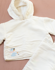 אוברול ומעיל לבנים עם רקמת ילד על מזחלת | 9-12 חודשים