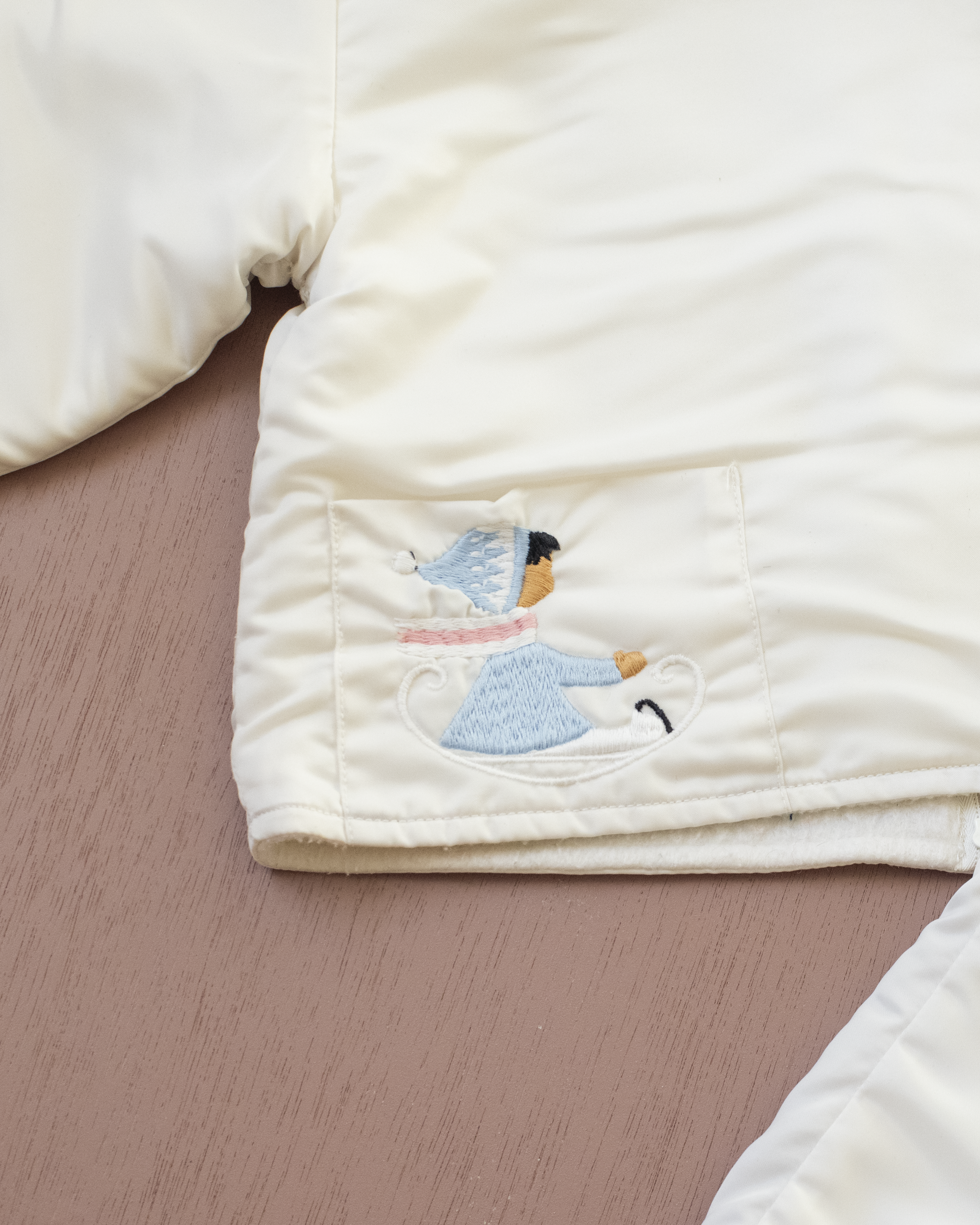 אוברול ומעיל לבנים עם רקמת ילד על מזחלת | 9-12 חודשים