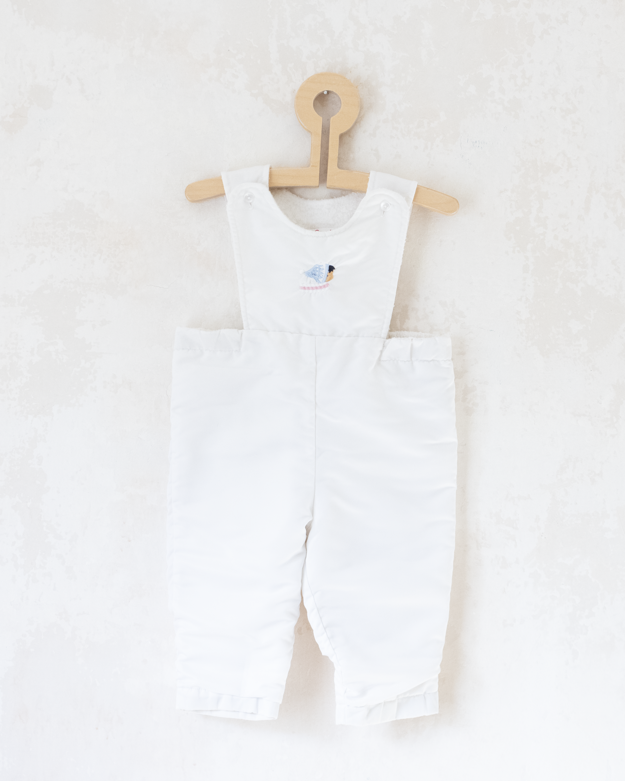 אוברול ומעיל לבנים עם רקמת ילד על מזחלת | 9-12 חודשים