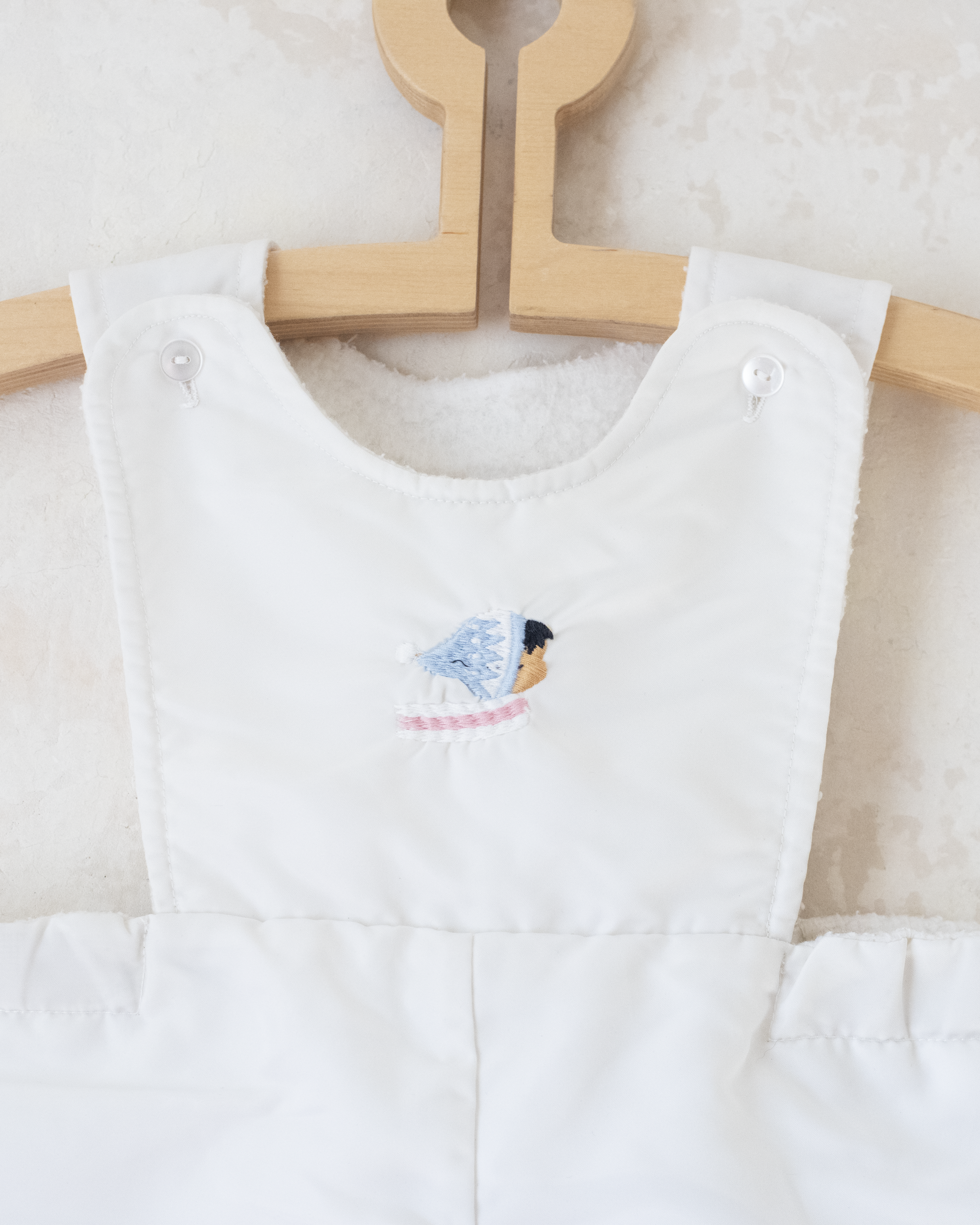 אוברול ומעיל לבנים עם רקמת ילד על מזחלת | 9-12 חודשים