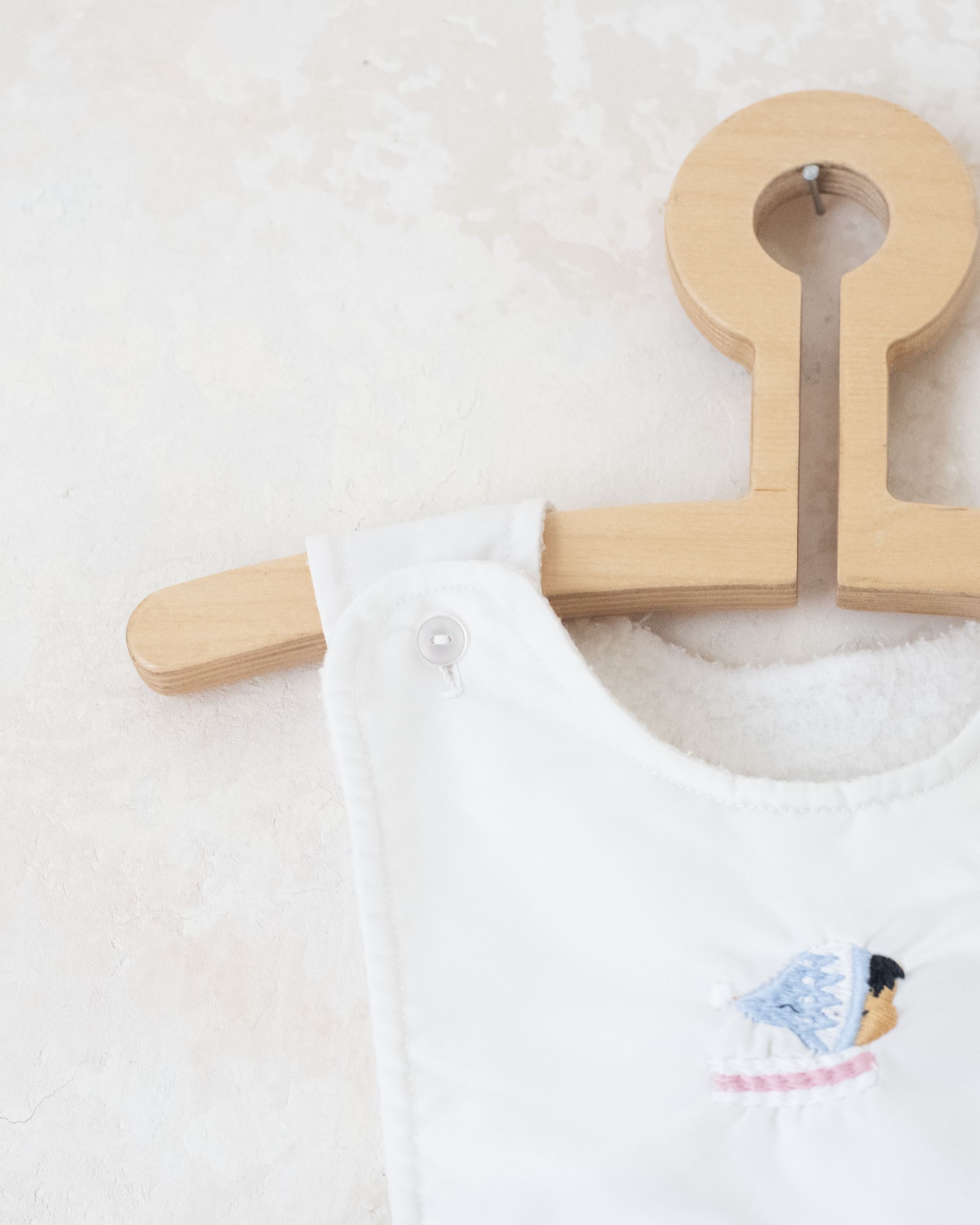 אוברול ומעיל לבנים עם רקמת ילד על מזחלת | 9-12 חודשים