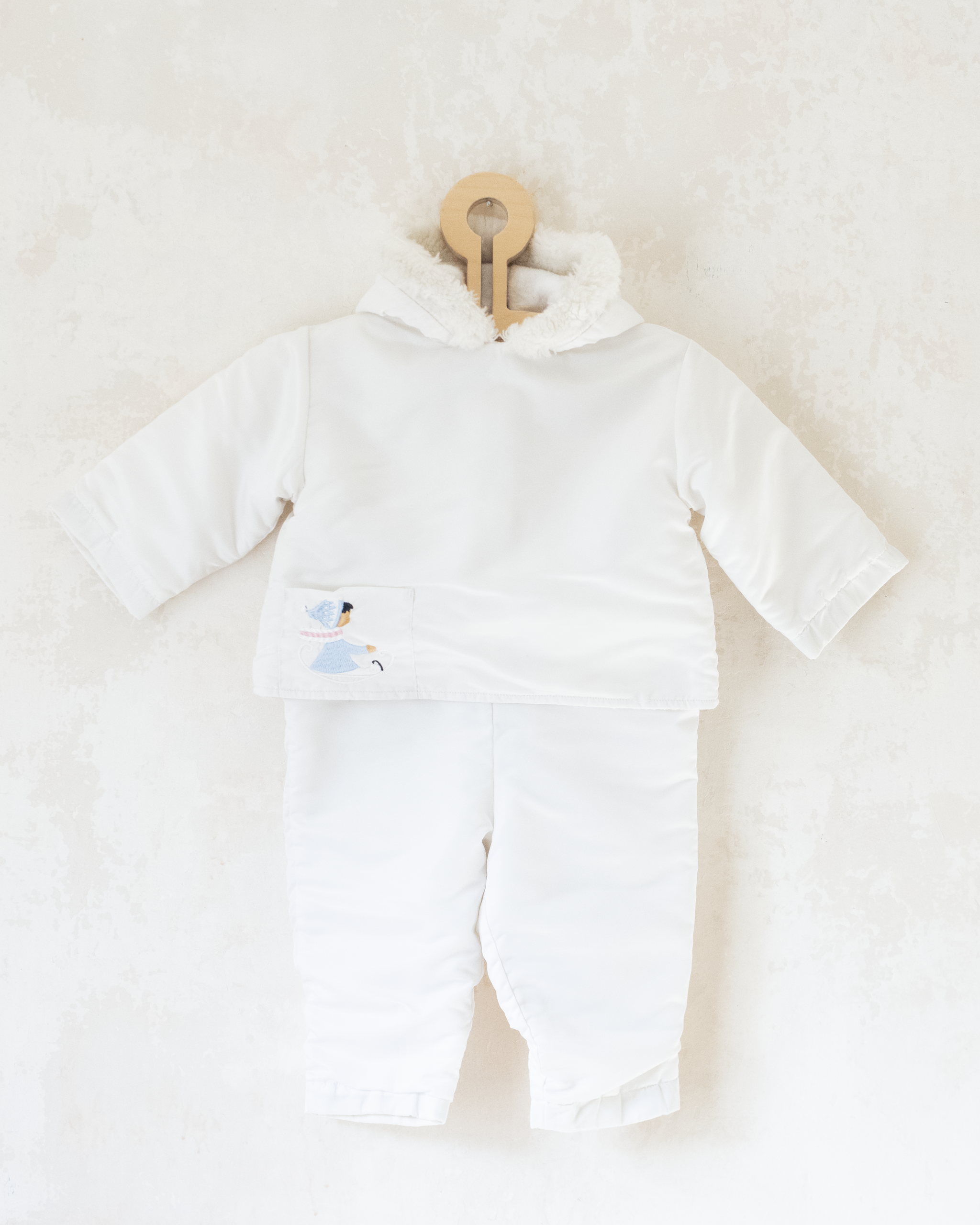 אוברול ומעיל לבנים עם רקמת ילד על מזחלת | 9-12 חודשים