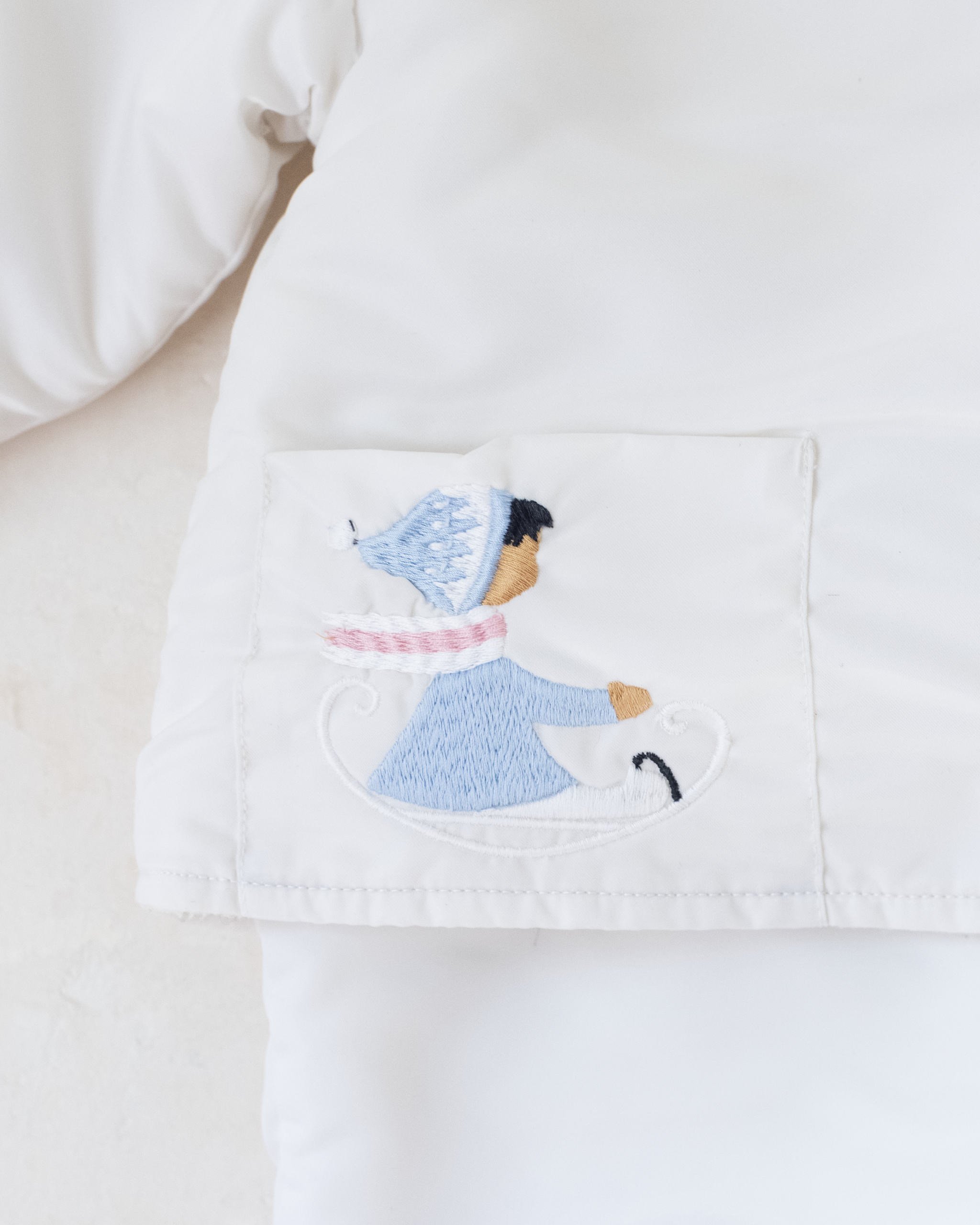 אוברול ומעיל לבנים עם רקמת ילד על מזחלת | 9-12 חודשים