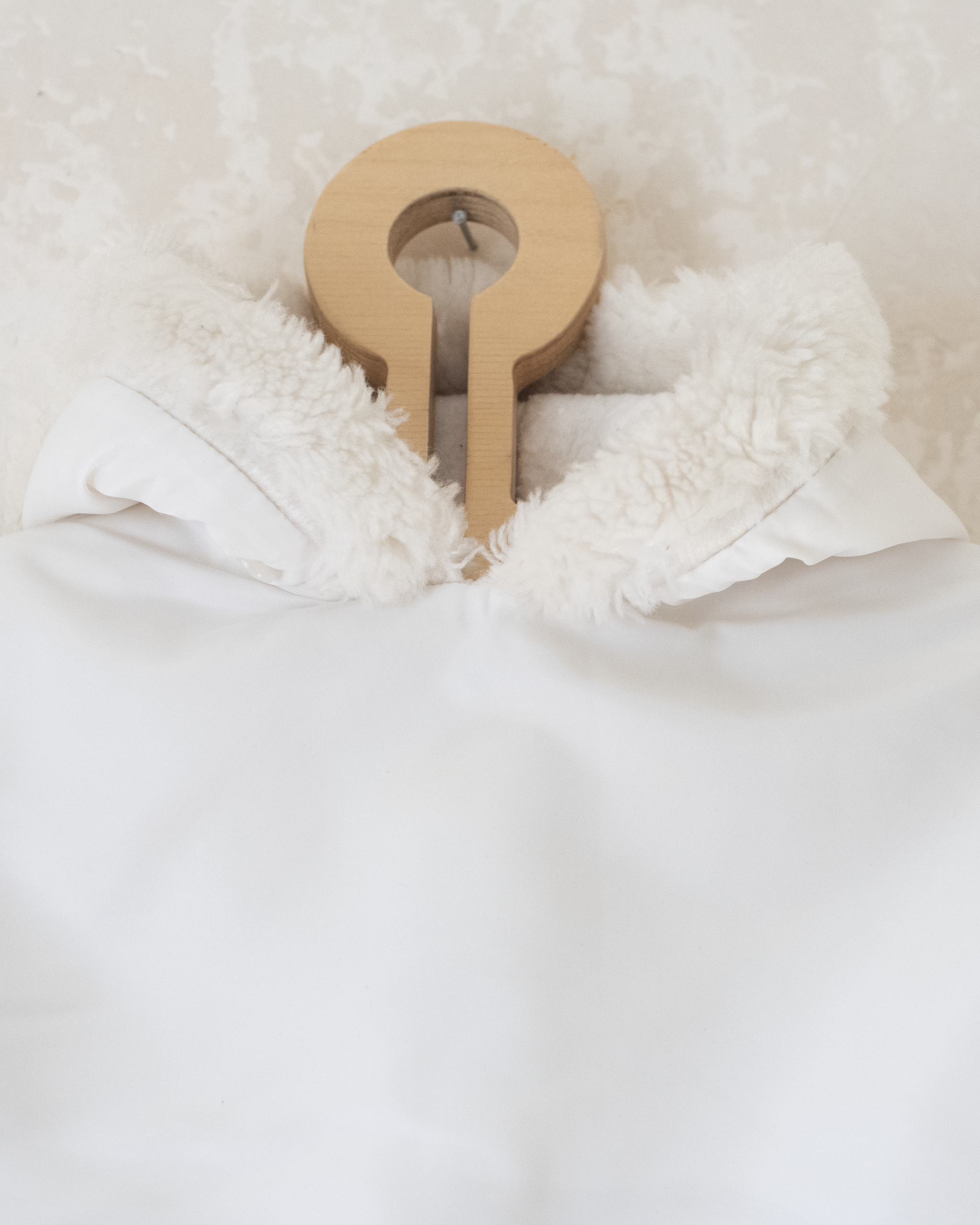 אוברול ומעיל לבנים עם רקמת ילד על מזחלת | 9-12 חודשים