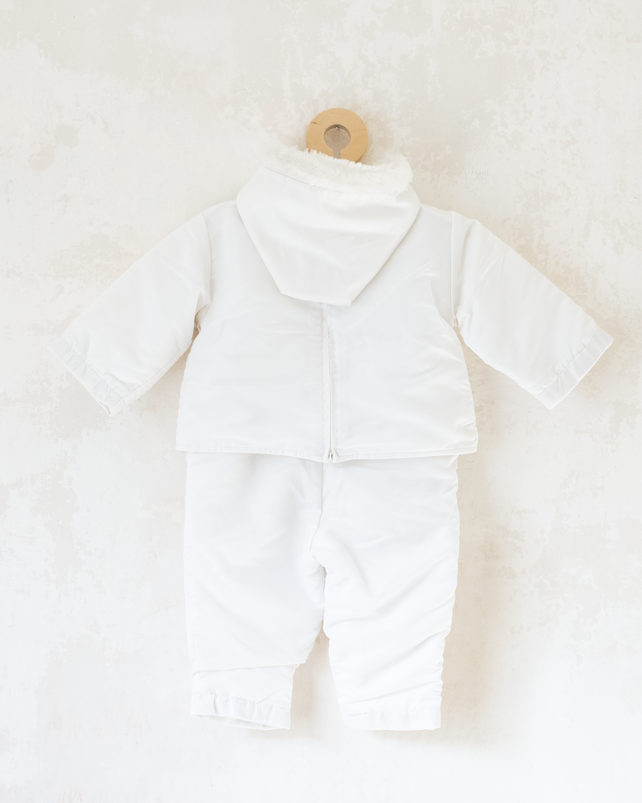 אוברול ומעיל לבנים עם רקמת ילד על מזחלת | 9-12 חודשים