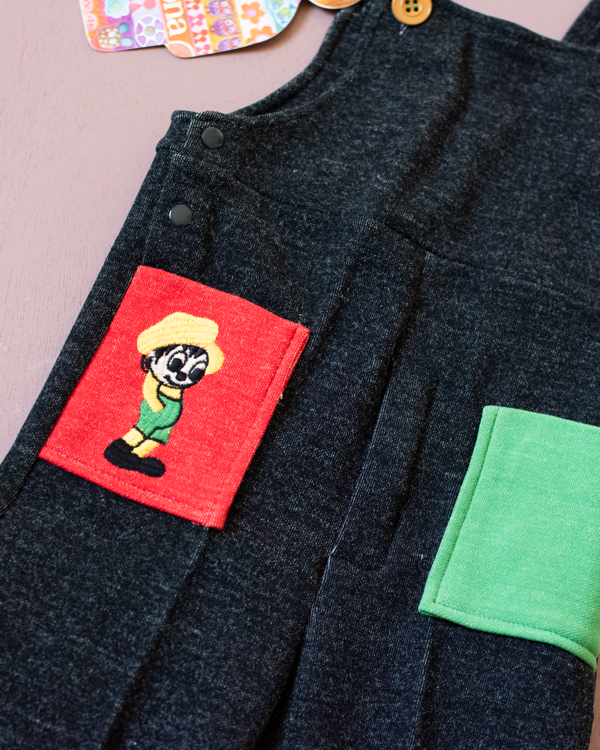 Black overalls with colorful pockets and child embroidery | French deadstock from the seventies | 18-24 months