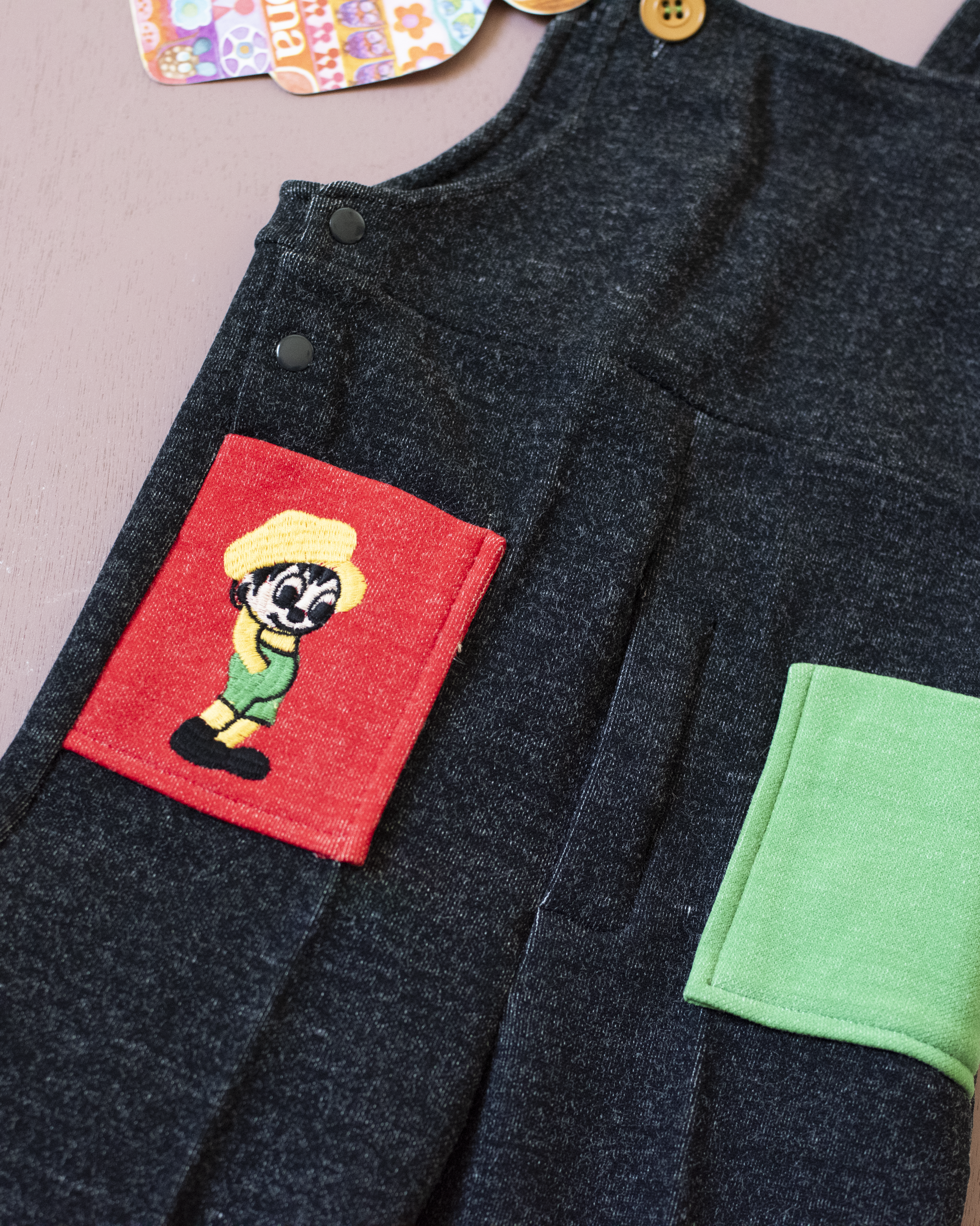 אוברול שחור עם כיסים צבעוניים ורקמת ילד | דד סטוק צרפתי מהסבנטיז | 18-24 חודשים