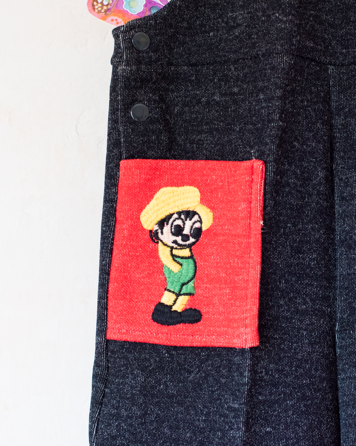 Black overalls with colorful pockets and child embroidery | French deadstock from the seventies | 18-24 months