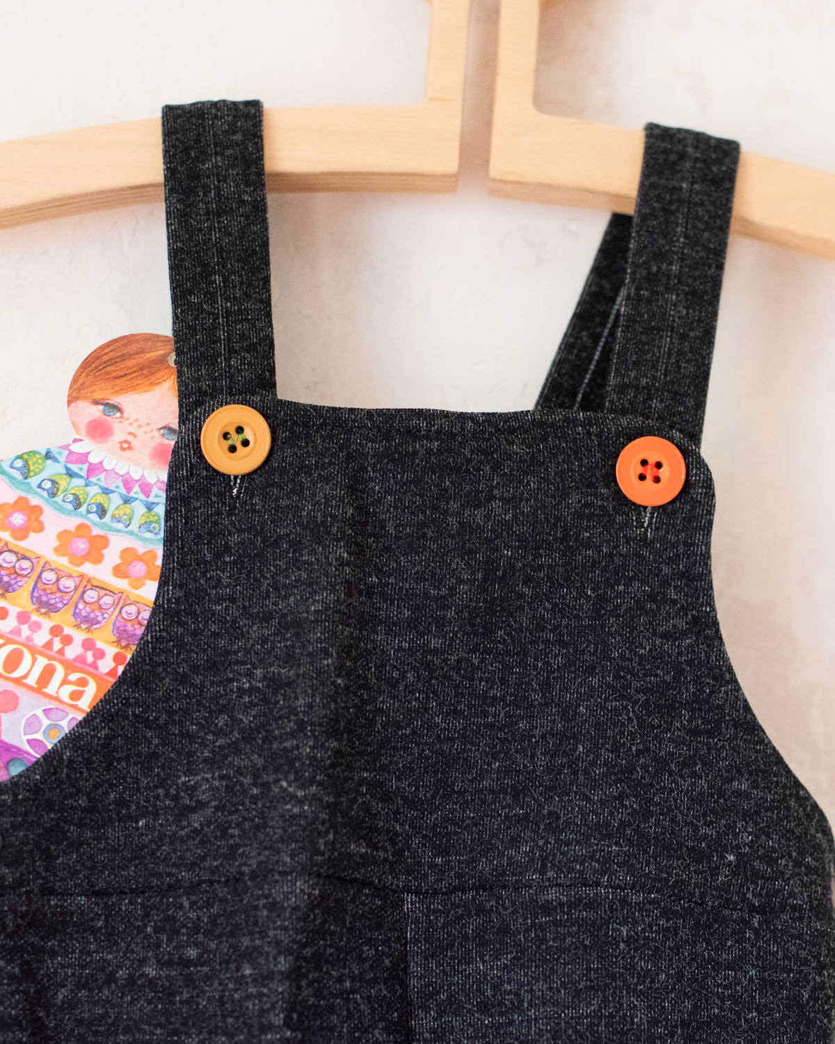 Black overalls with colorful pockets and child embroidery | French deadstock from the seventies | 18-24 months