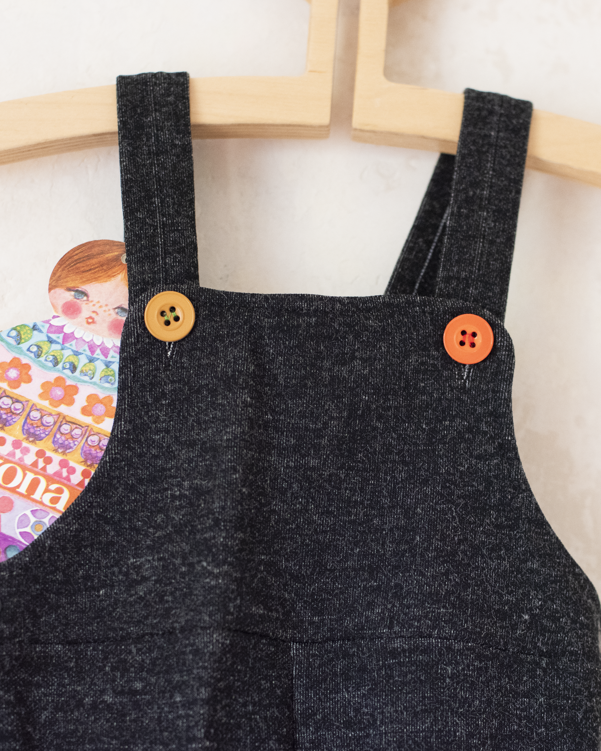 אוברול שחור עם כיסים צבעוניים ורקמת ילד | דד סטוק צרפתי מהסבנטיז | 18-24 חודשים