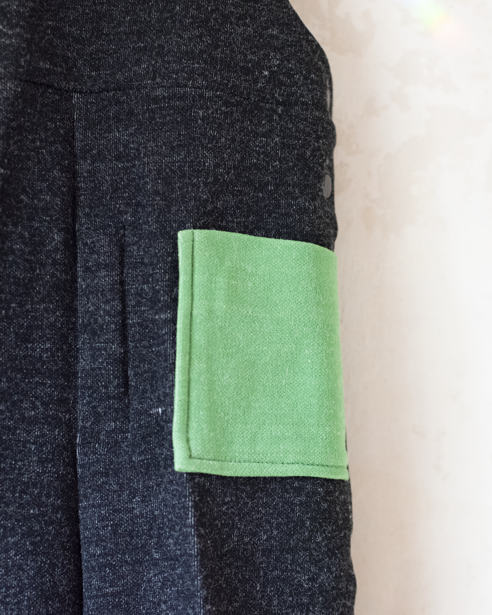 אוברול שחור עם כיסים צבעוניים ורקמת ילד | דד סטוק צרפתי מהסבנטיז | 18-24 חודשים