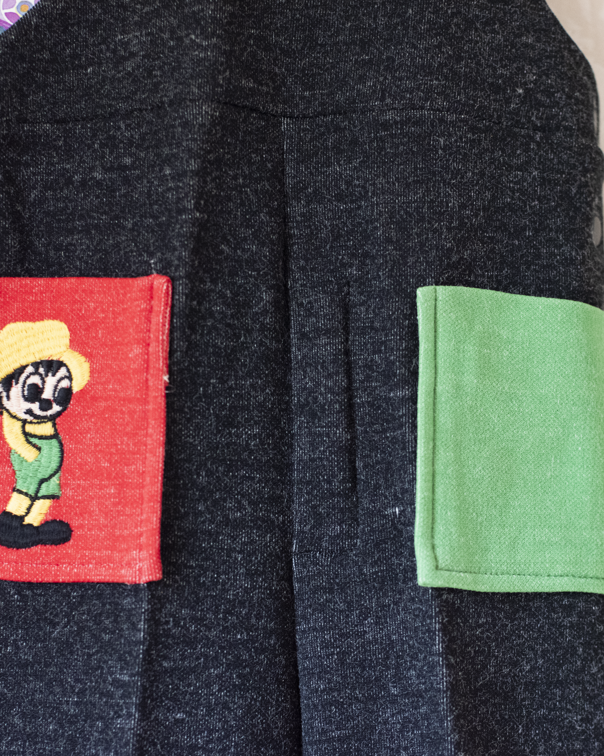 אוברול שחור עם כיסים צבעוניים ורקמת ילד | דד סטוק צרפתי מהסבנטיז | 18-24 חודשים