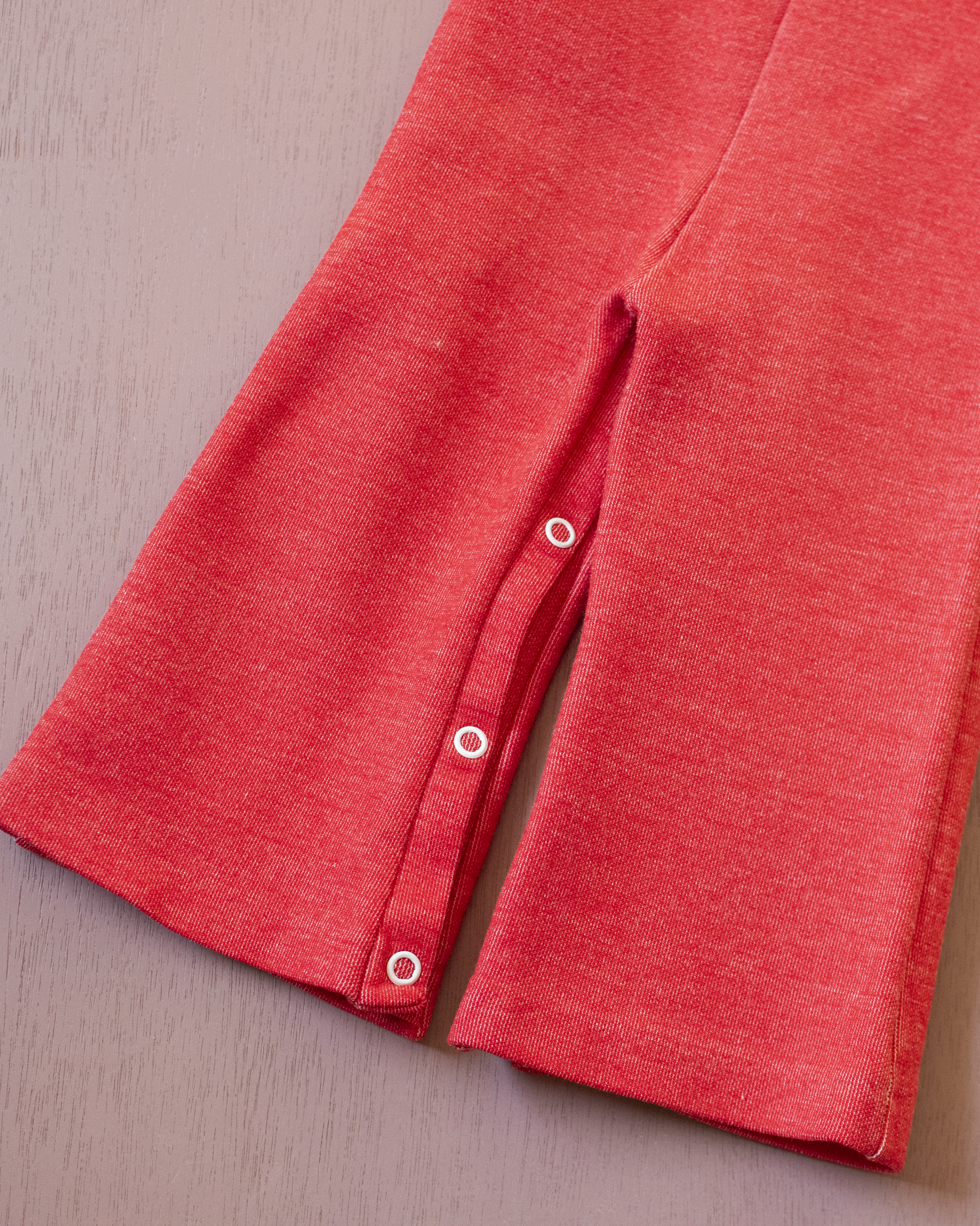 אוברול אדום מהסבנטיז עם פיל לבן | 6-9 חודשים