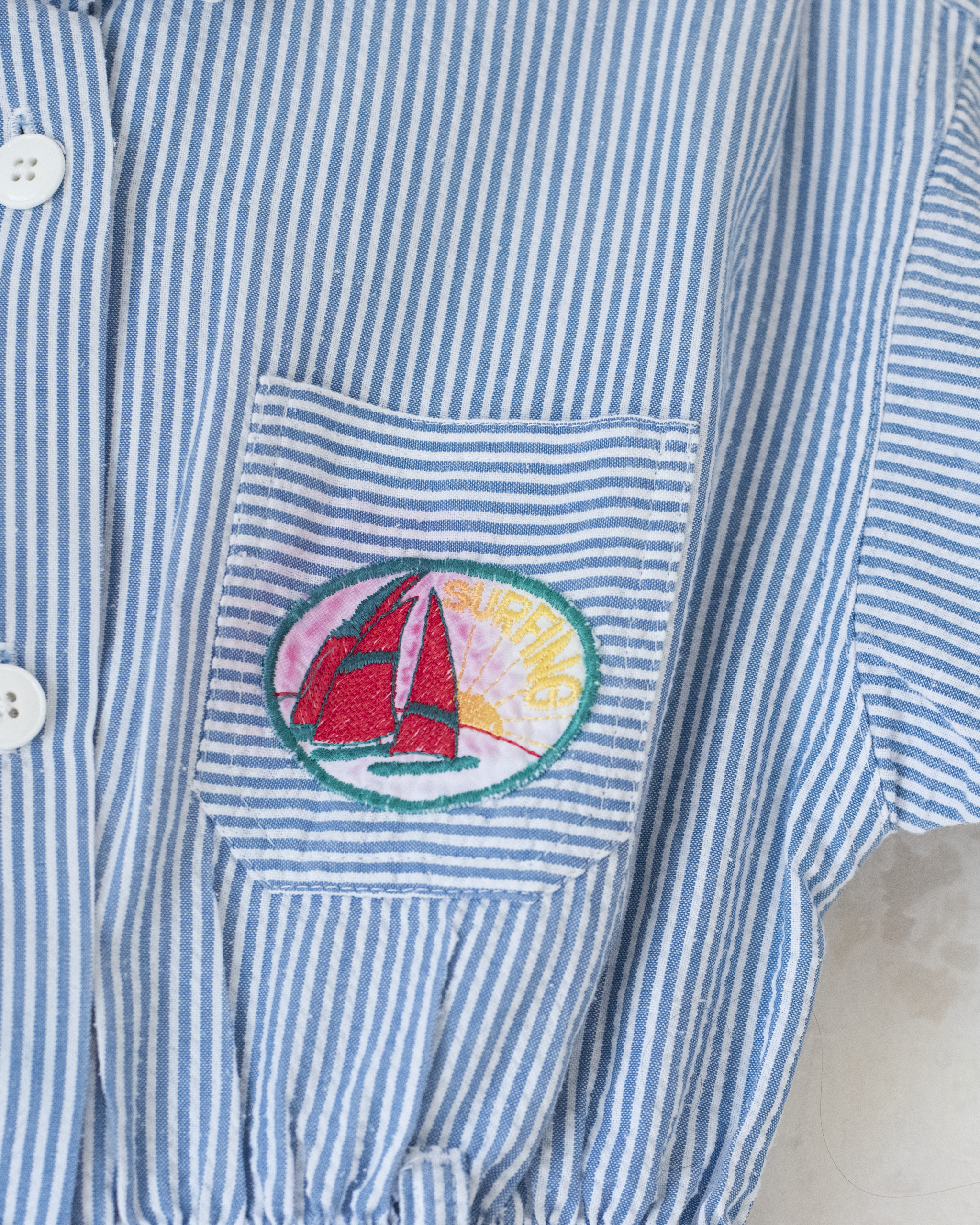 שמלת פסים ופאטצ׳ עם סירות מפרש | 6-7 שנים