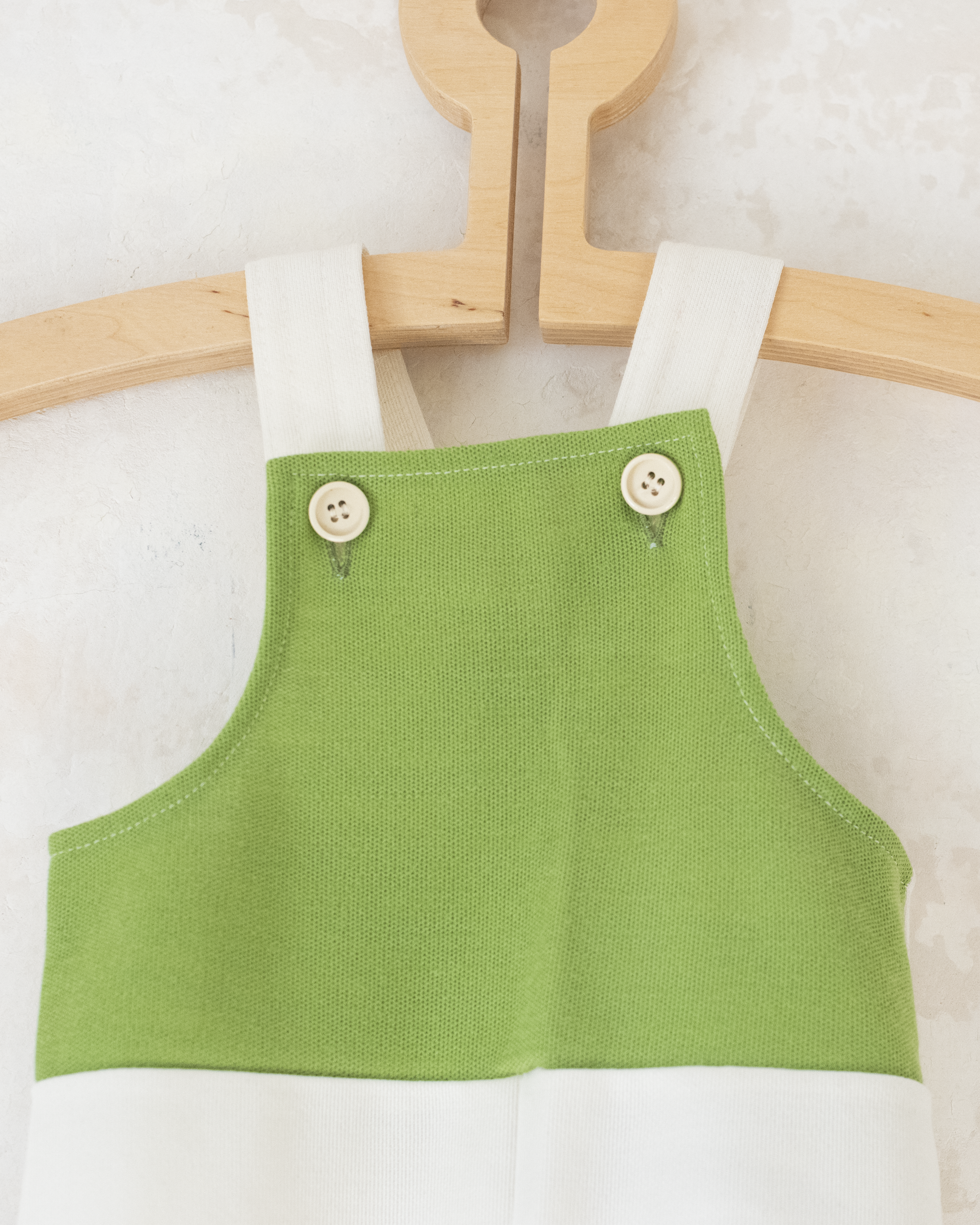 אוברול ירוק ולבן עם תפוח רקום | דד סטוק צרפתי | 6-9 חודשים