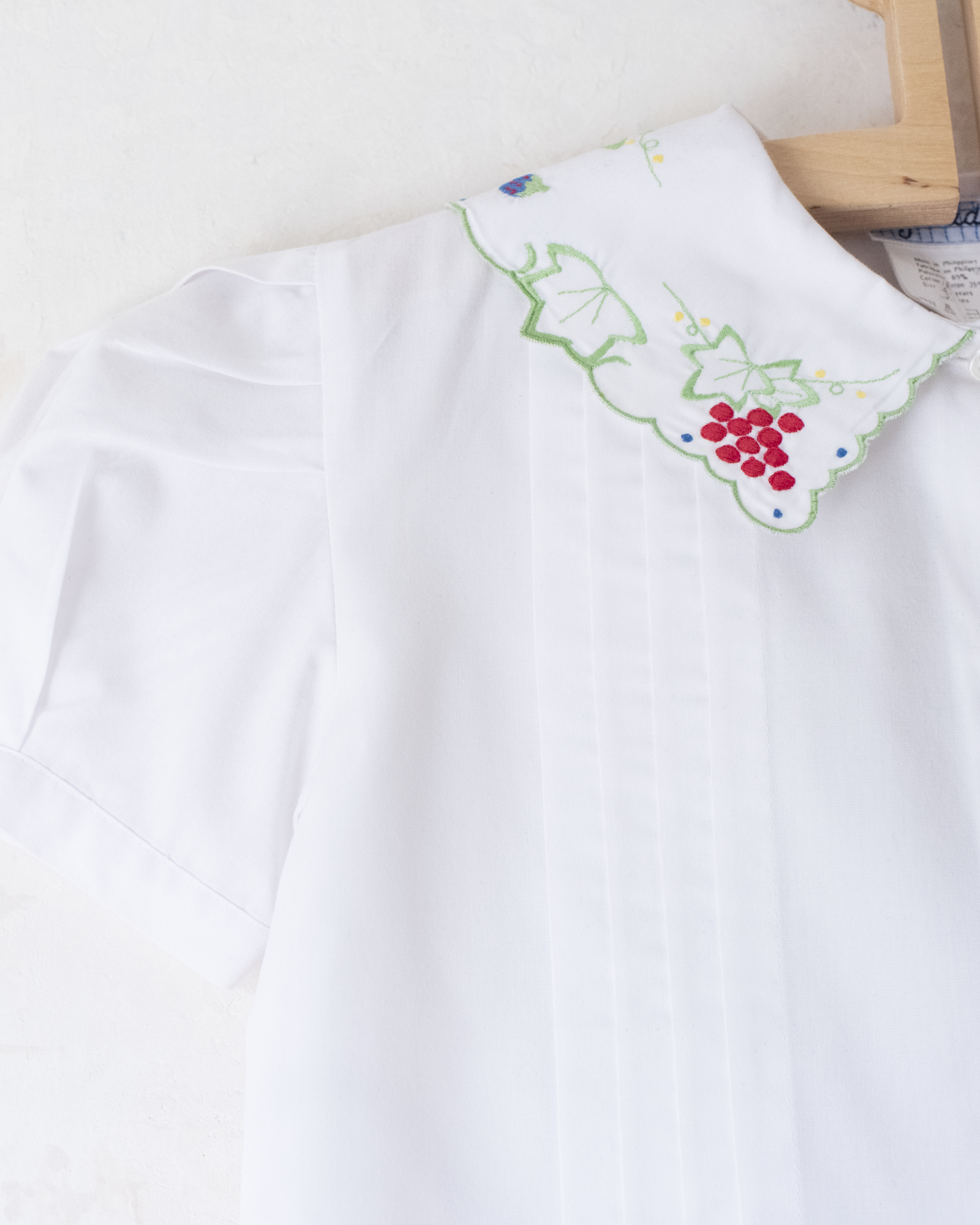 חולצה לבנה עם פירות רקומים מבית ז׳קאדי | 4-5 שנים
