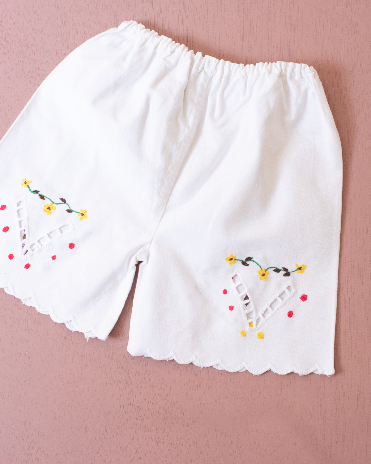 Embroidered white pants from Italy | 4-5 years