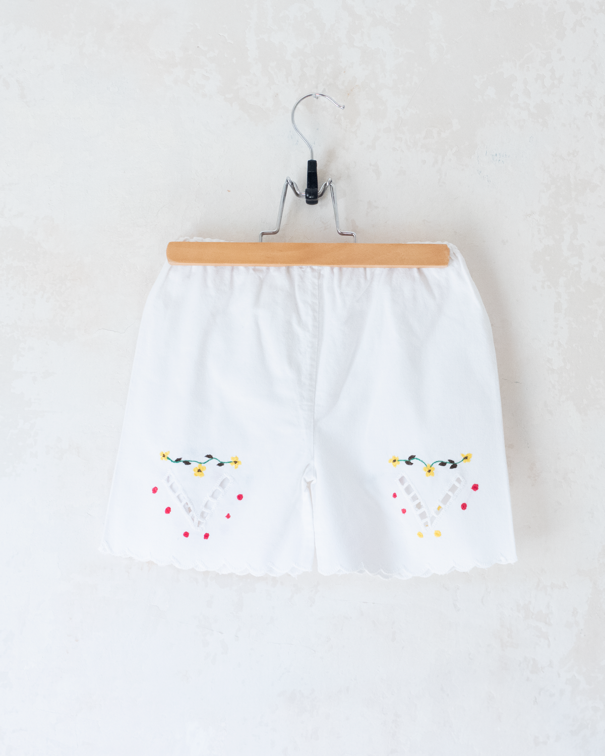 Embroidered white pants from Italy | 4-5 years