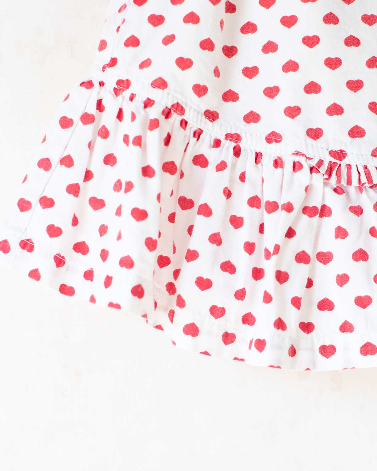 White shirt with red hearts and a perfect collar | 4-5 years