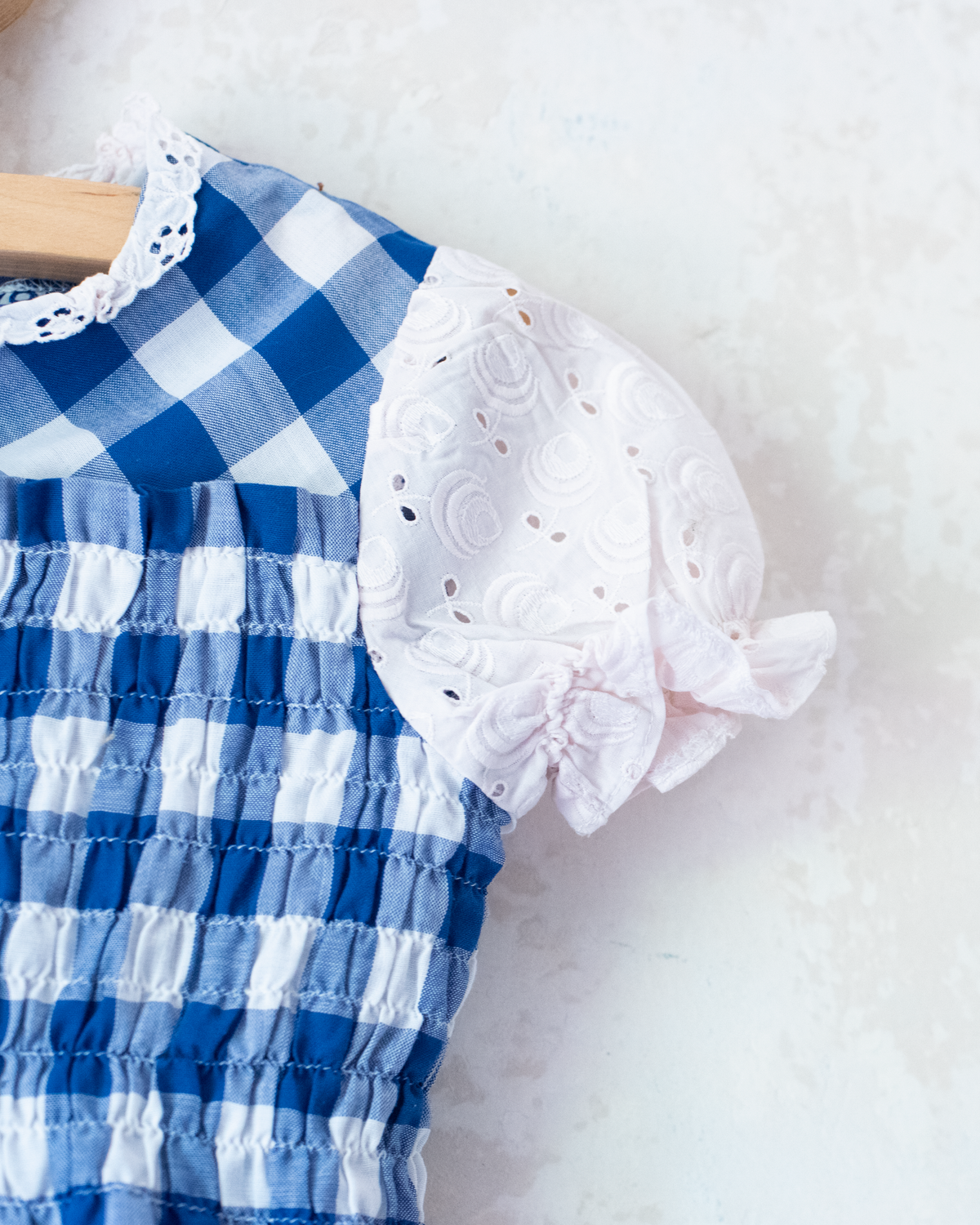 שמלה משובצת בכחול ולבן עם תחרה לבנה | 12-18 חודשים