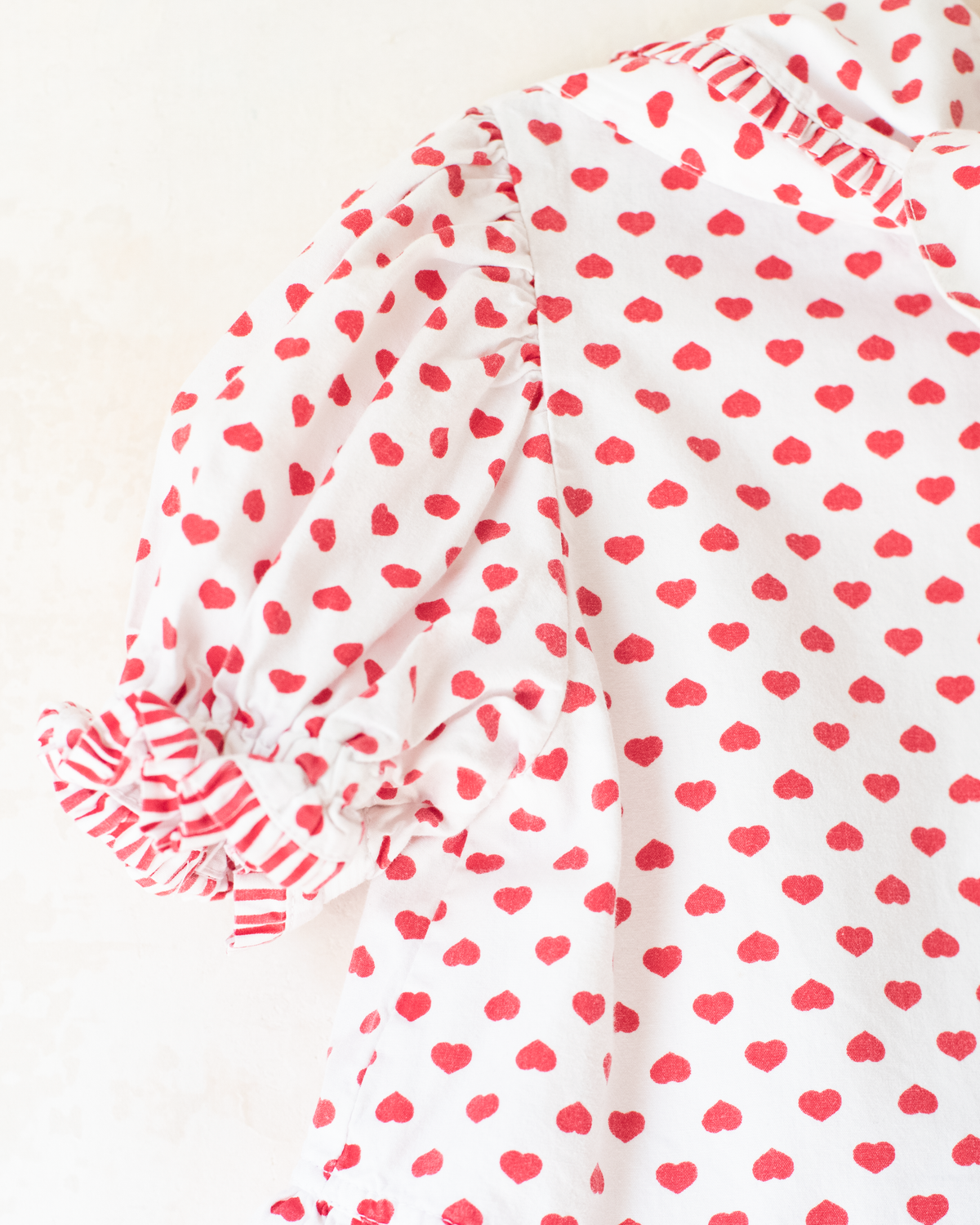 White shirt with red hearts and a perfect collar | 4-5 years