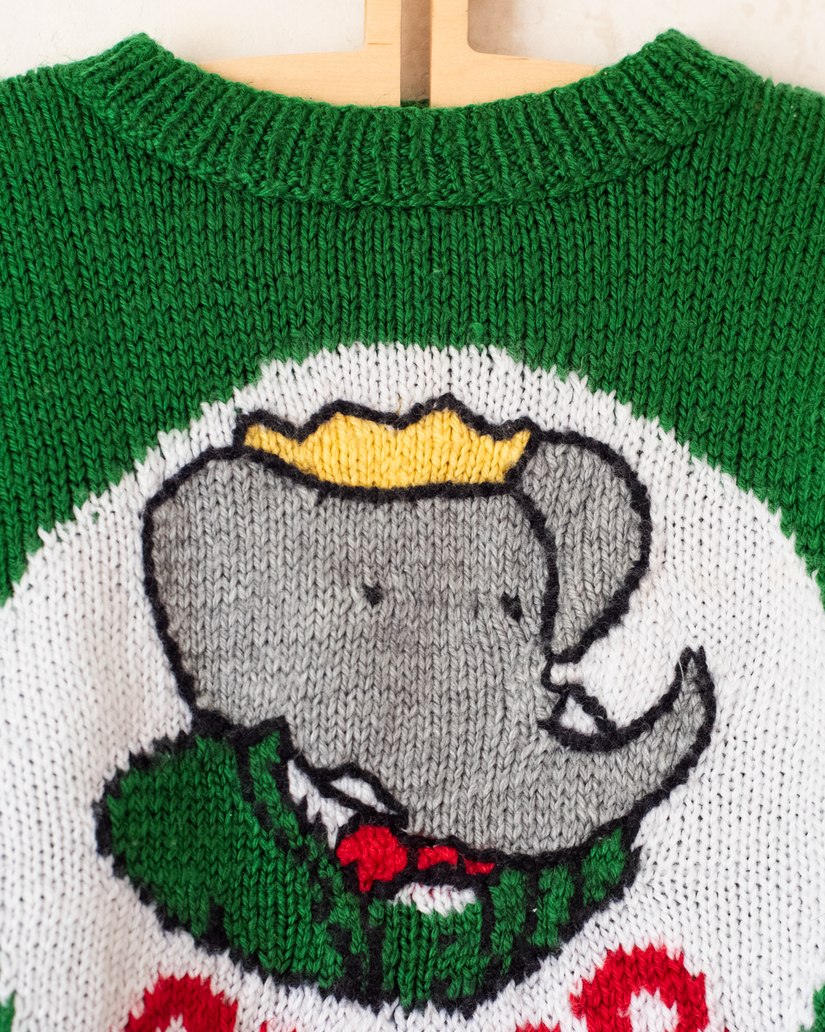 Green sweater with the king in the bar | 3-4 years