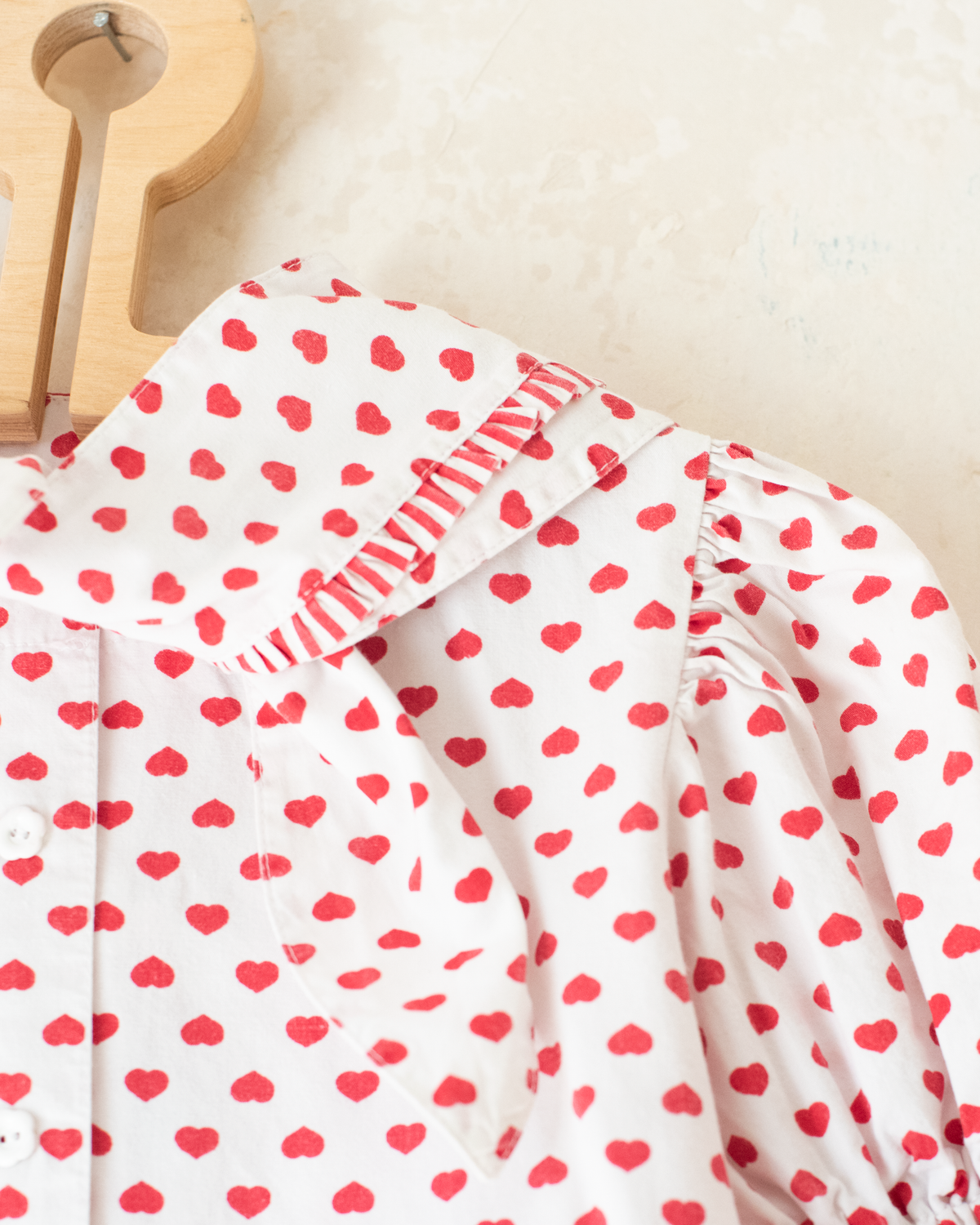 White shirt with red hearts and a perfect collar | 4-5 years