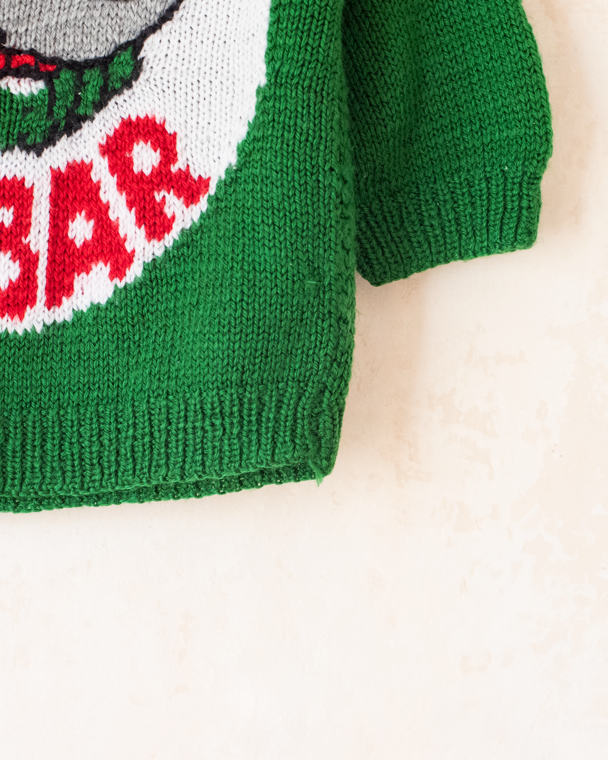 Green sweater with the king in the bar | 3-4 years