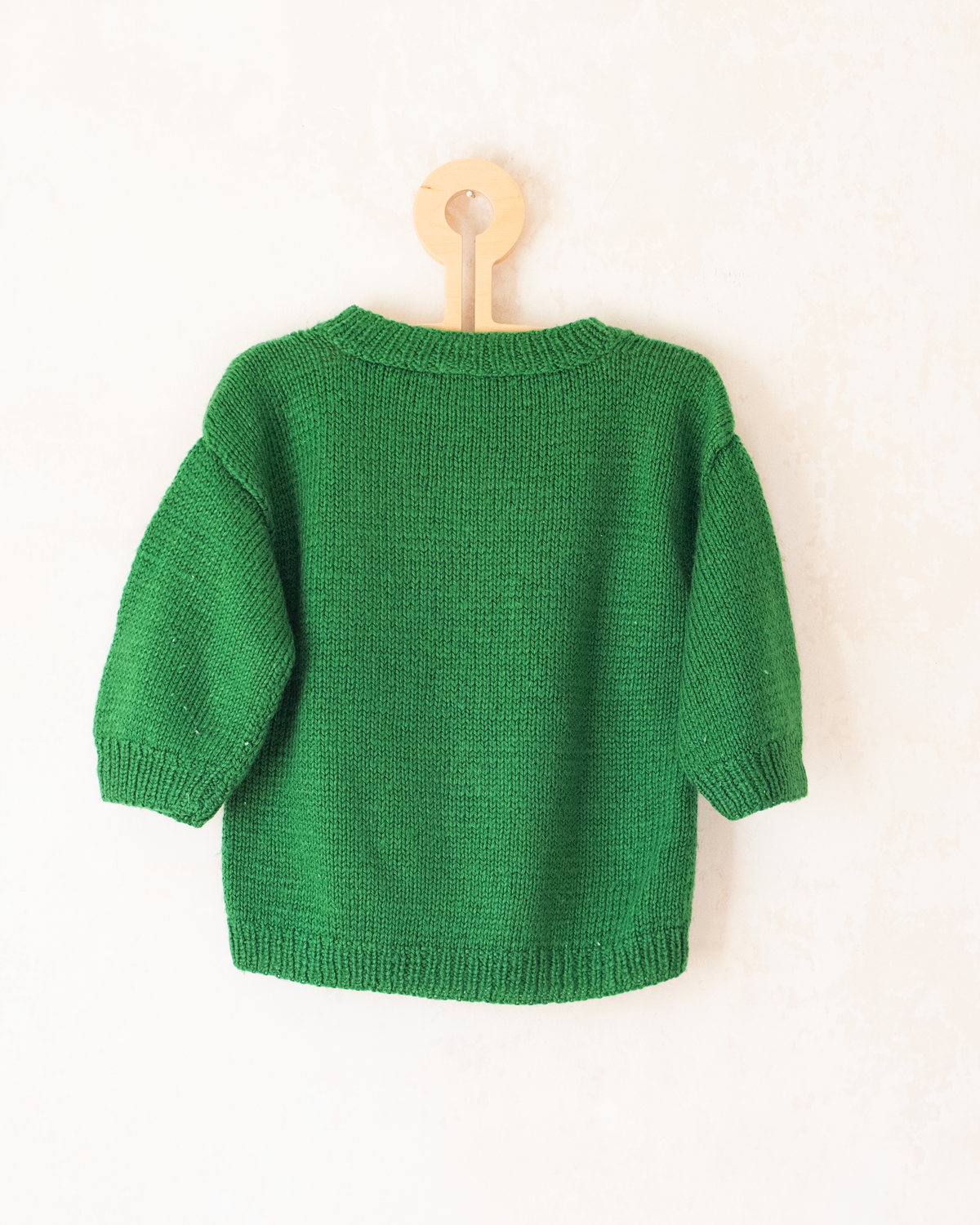 Green sweater with the king in the bar | 3-4 years