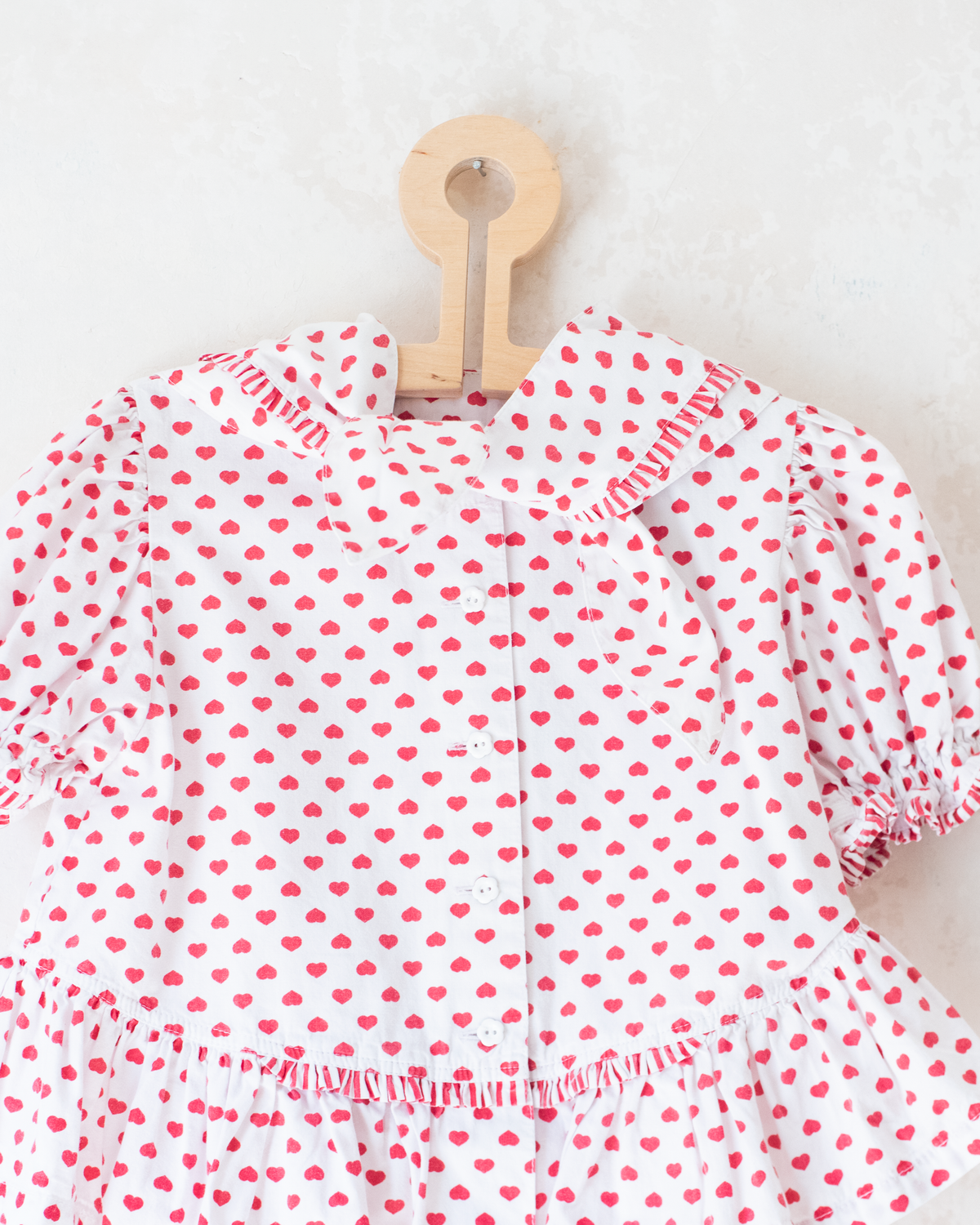 White shirt with red hearts and a perfect collar | 4-5 years