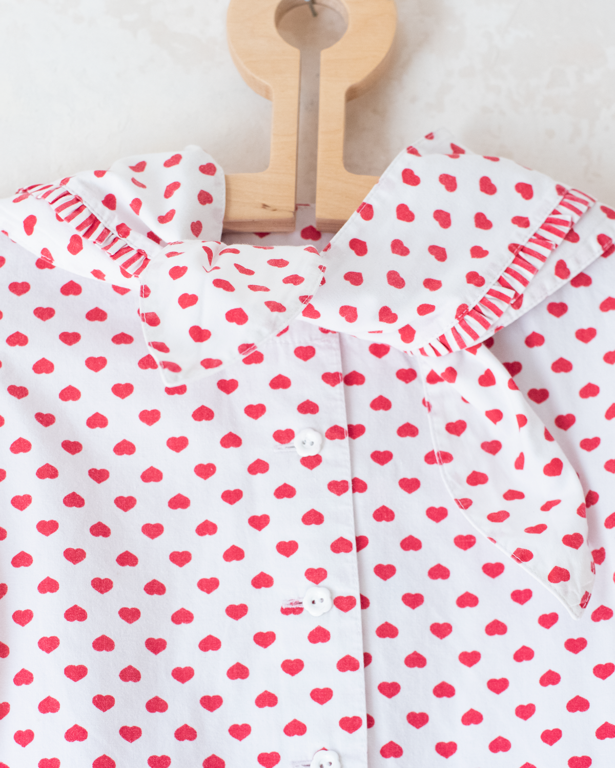White shirt with red hearts and a perfect collar | 4-5 years