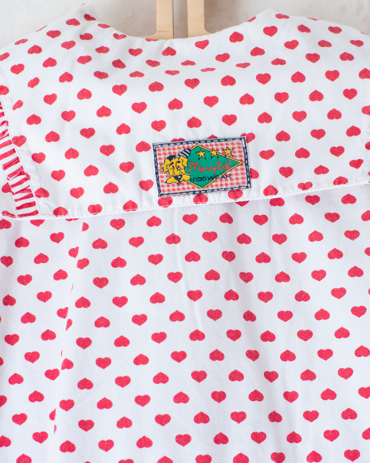 White shirt with red hearts and a perfect collar | 4-5 years