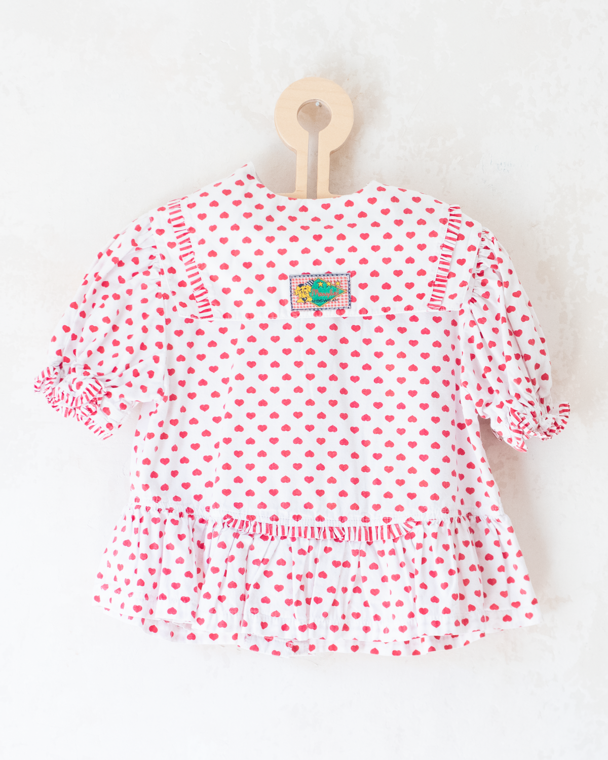 White shirt with red hearts and a perfect collar | 4-5 years