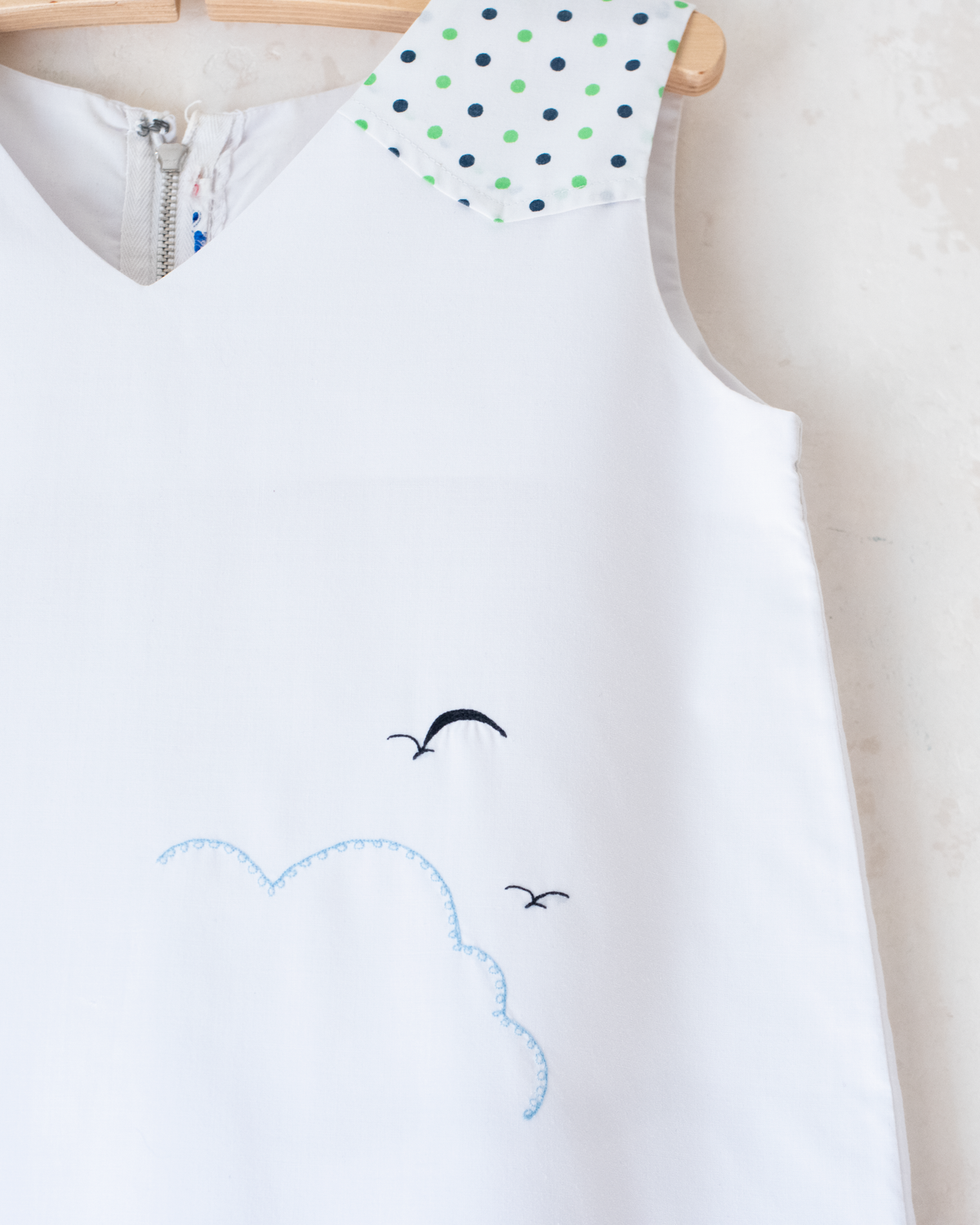 White dress with beautiful embroidery | 4-5 years
