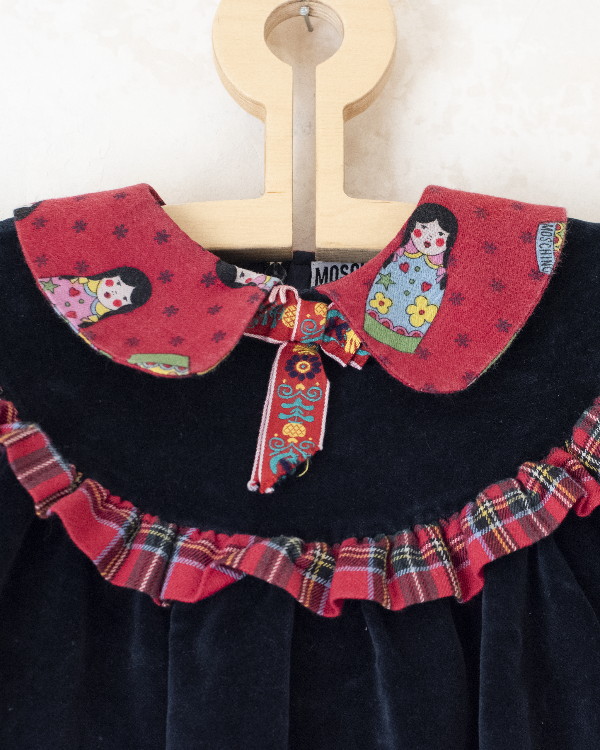 שמלת קטיפה שחורה עם בבושקות מבית מוסקינו | 2-3 שנים