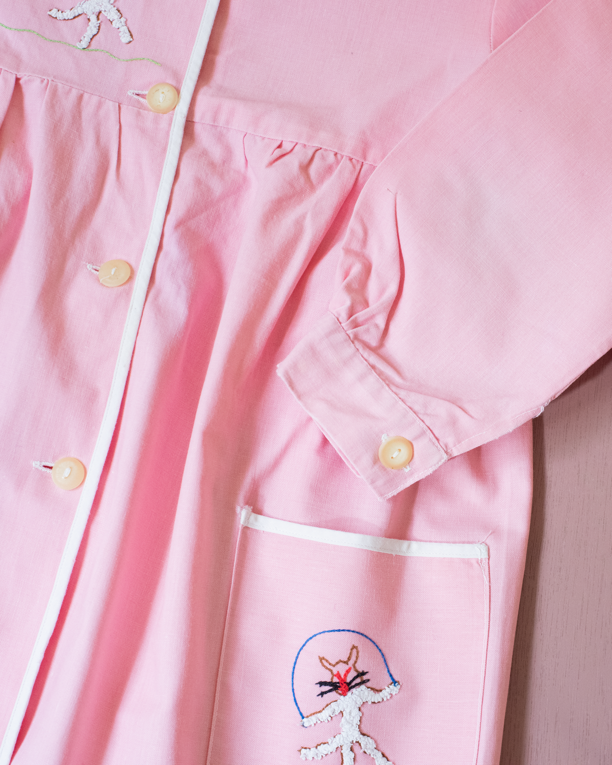 Pink tunic from the 50s with embroidered rabbits | 5-6 years
