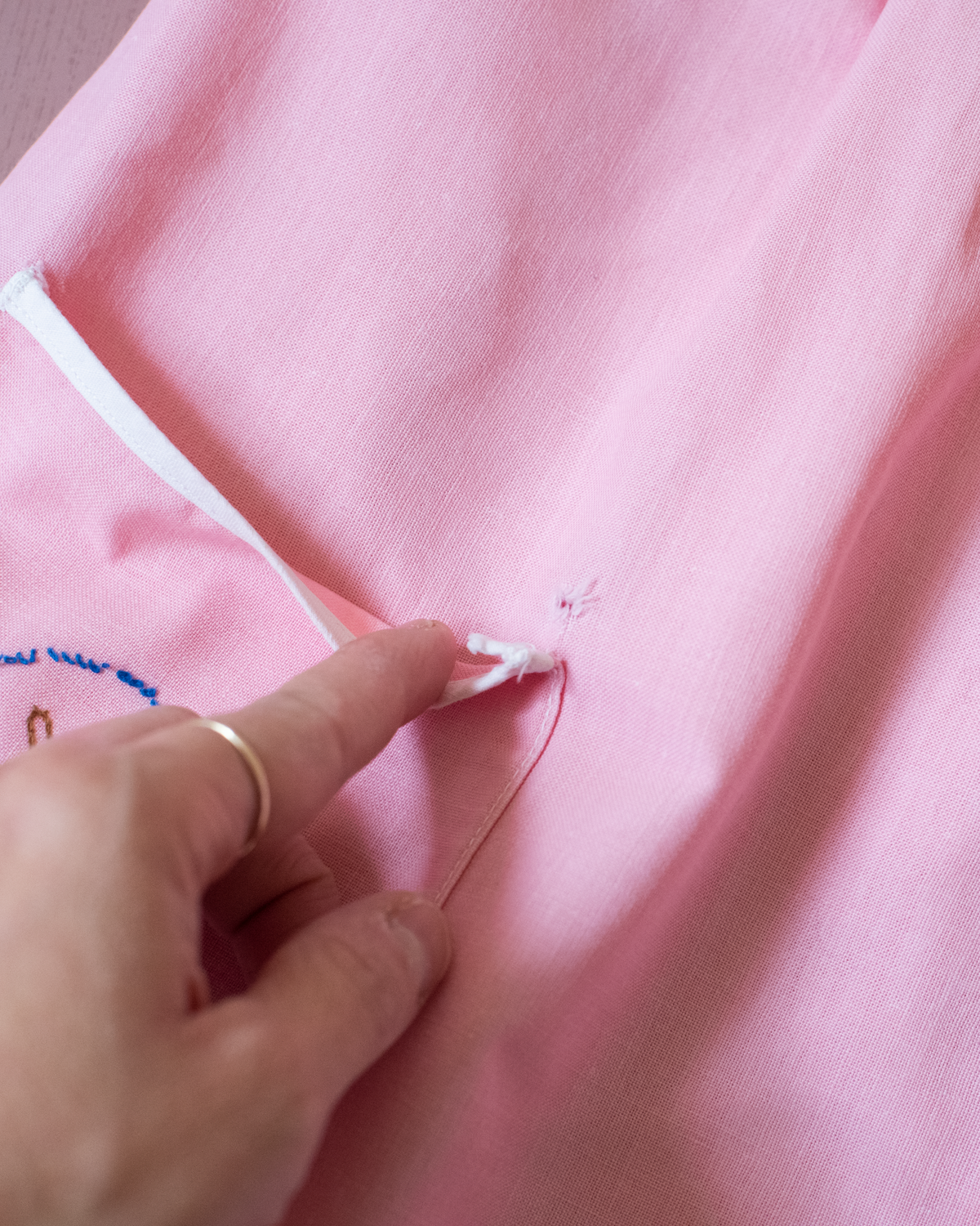 Pink tunic from the 50s with embroidered rabbits | 5-6 years