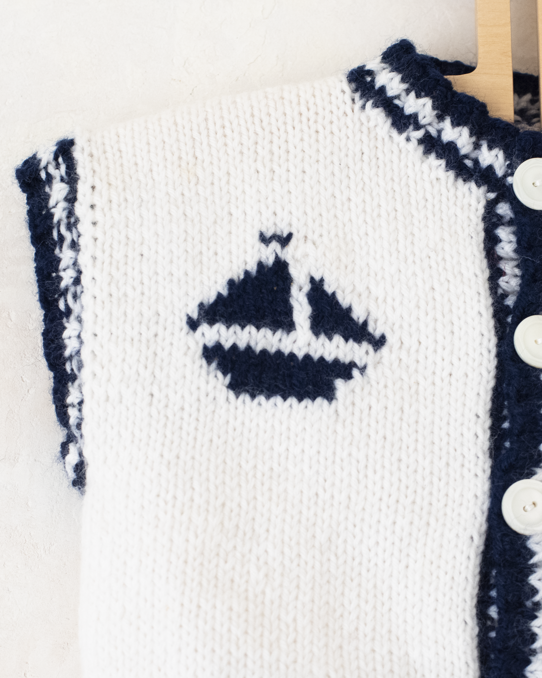 אפודה לבנה עם סירות מפרש | 12-18 חודשים