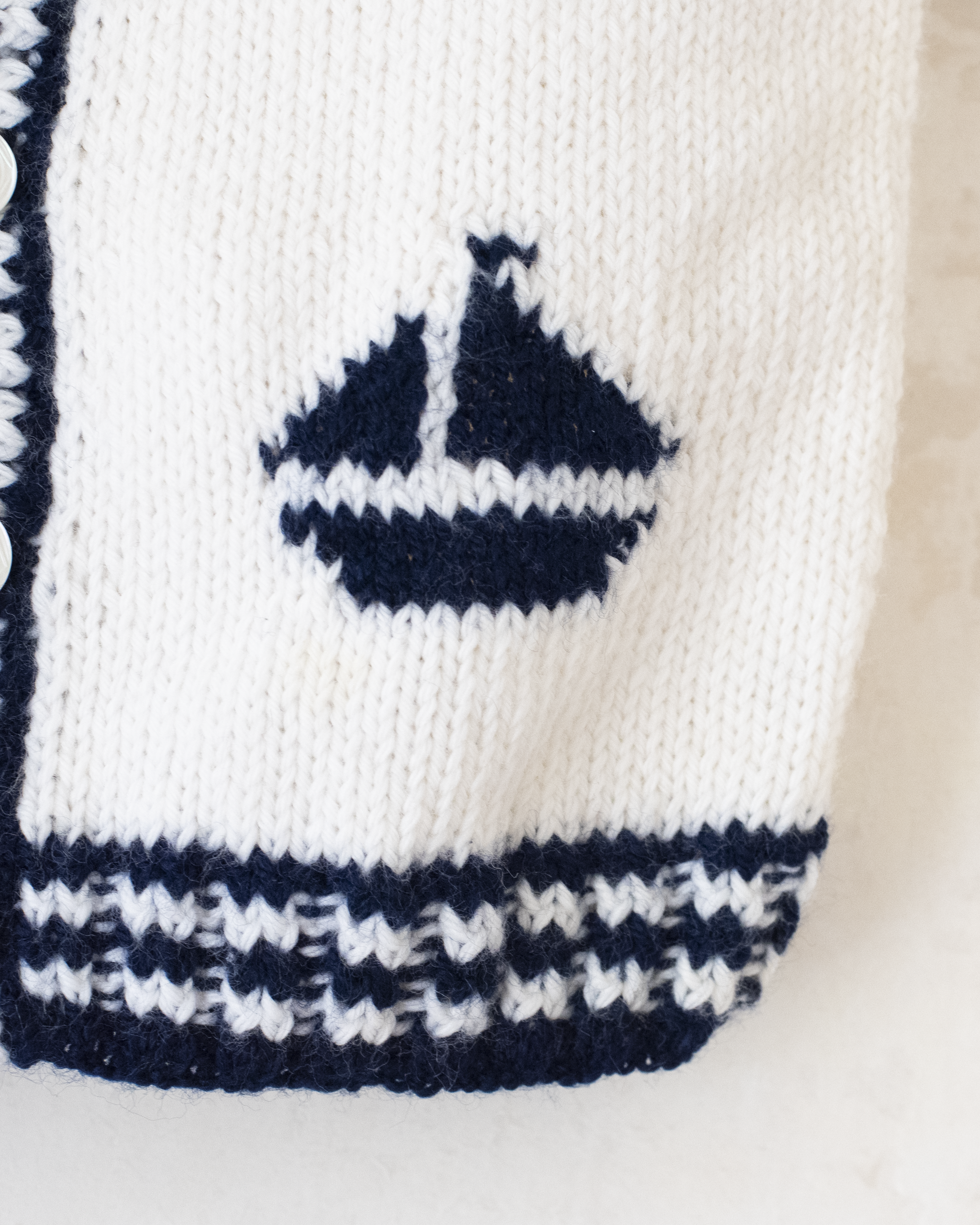 אפודה לבנה עם סירות מפרש | 12-18 חודשים