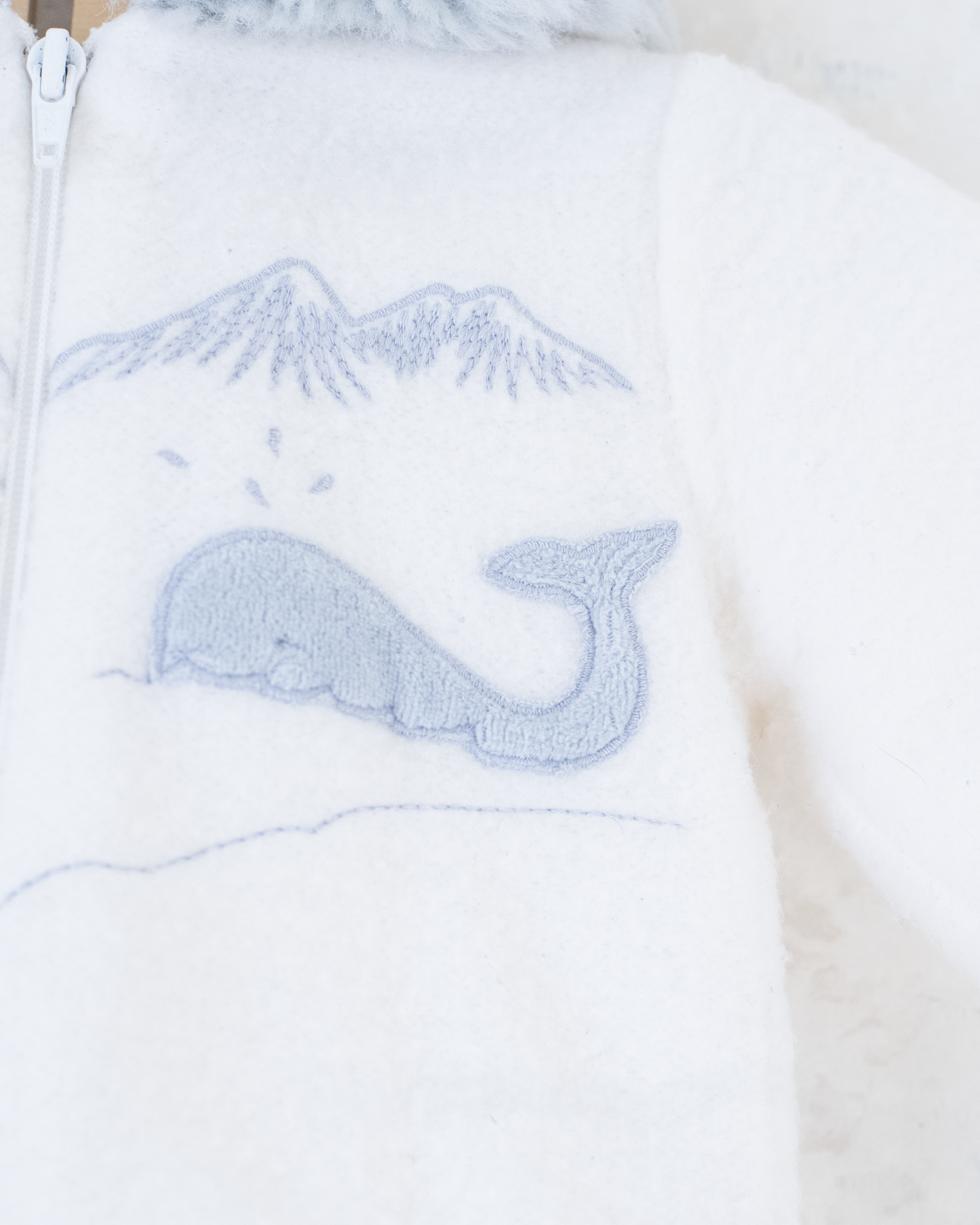 מעיל פרוותי לבן עם לוויתנים | 6-9 חודשים