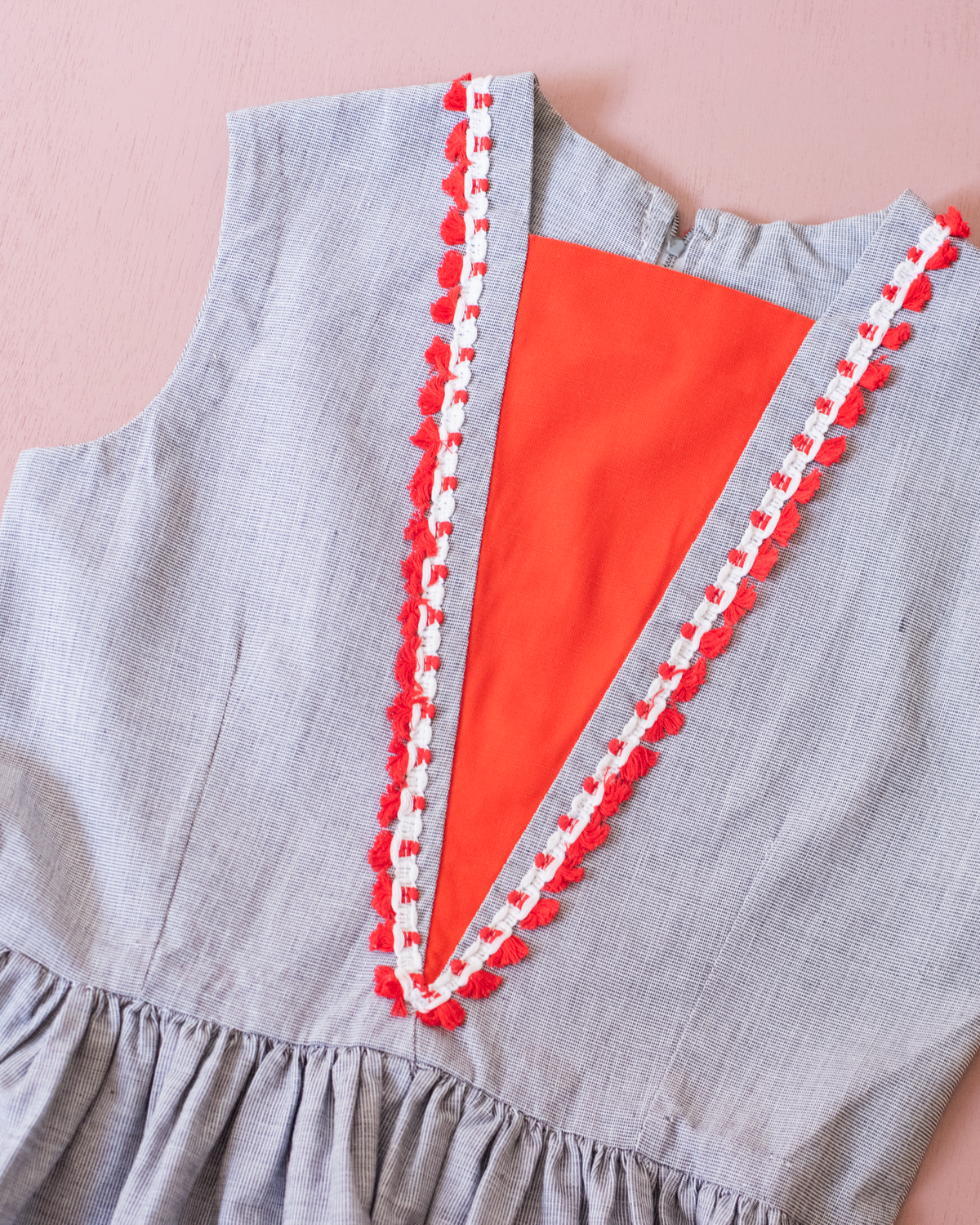Gray dress with red lace | Deadstock from the Sixties | 5-6 years