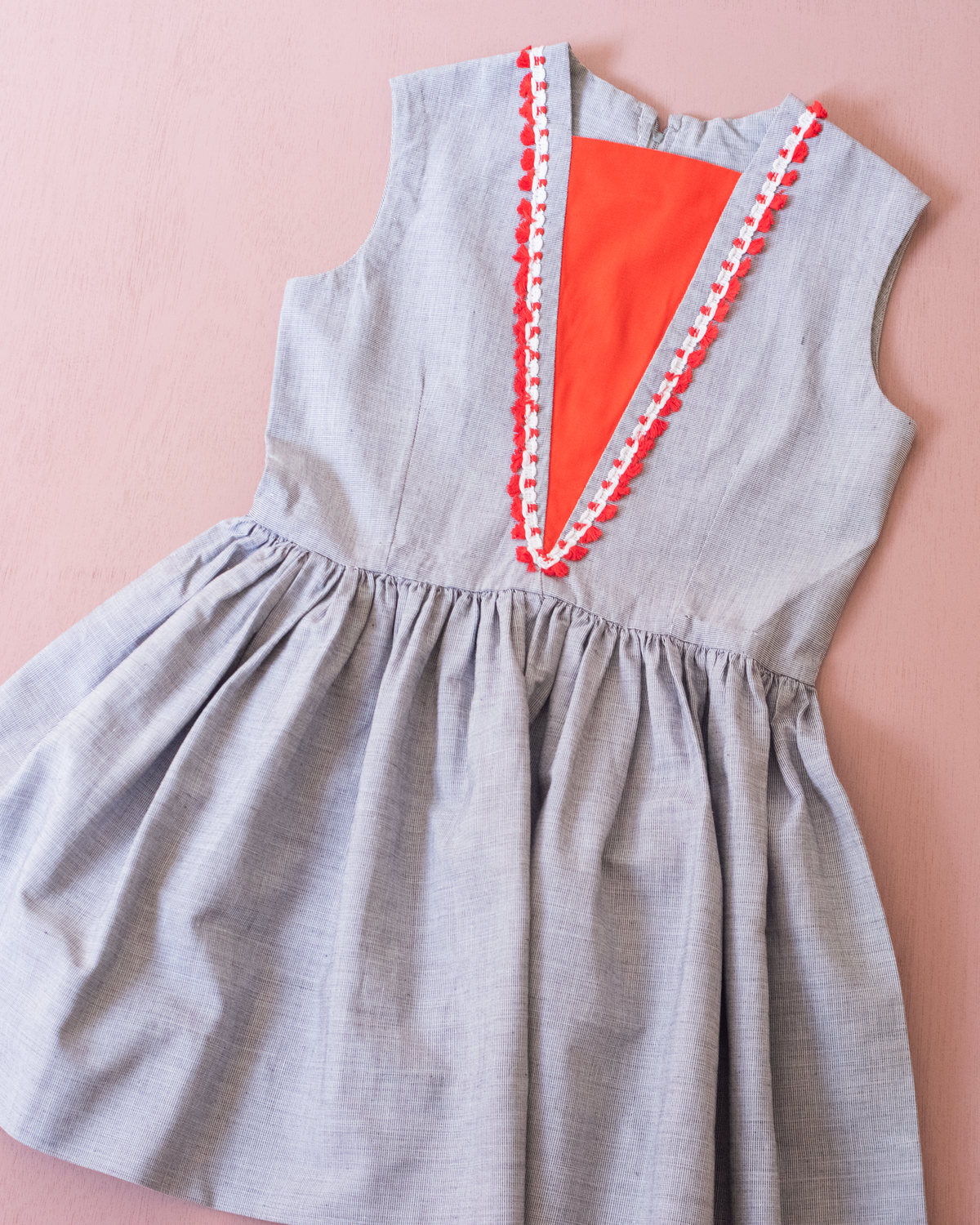 Gray dress with red lace | Deadstock from the Sixties | 5-6 years
