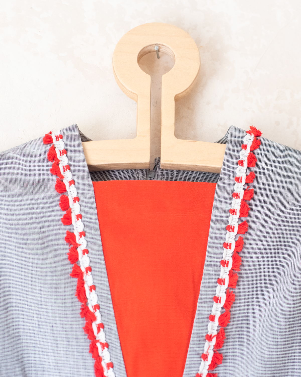 Gray dress with red lace | Deadstock from the Sixties | 5-6 years