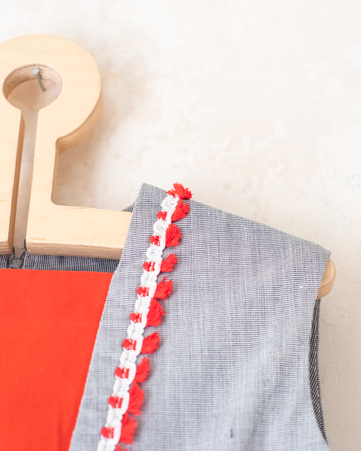 Gray dress with red lace | Deadstock from the Sixties | 5-6 years